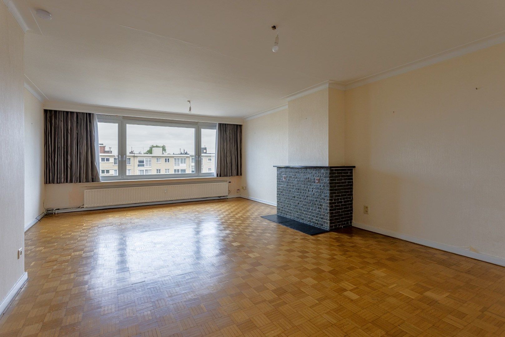 Te renoveren 2-slaapkamer appartement met terras! foto {{pictureIndex}}