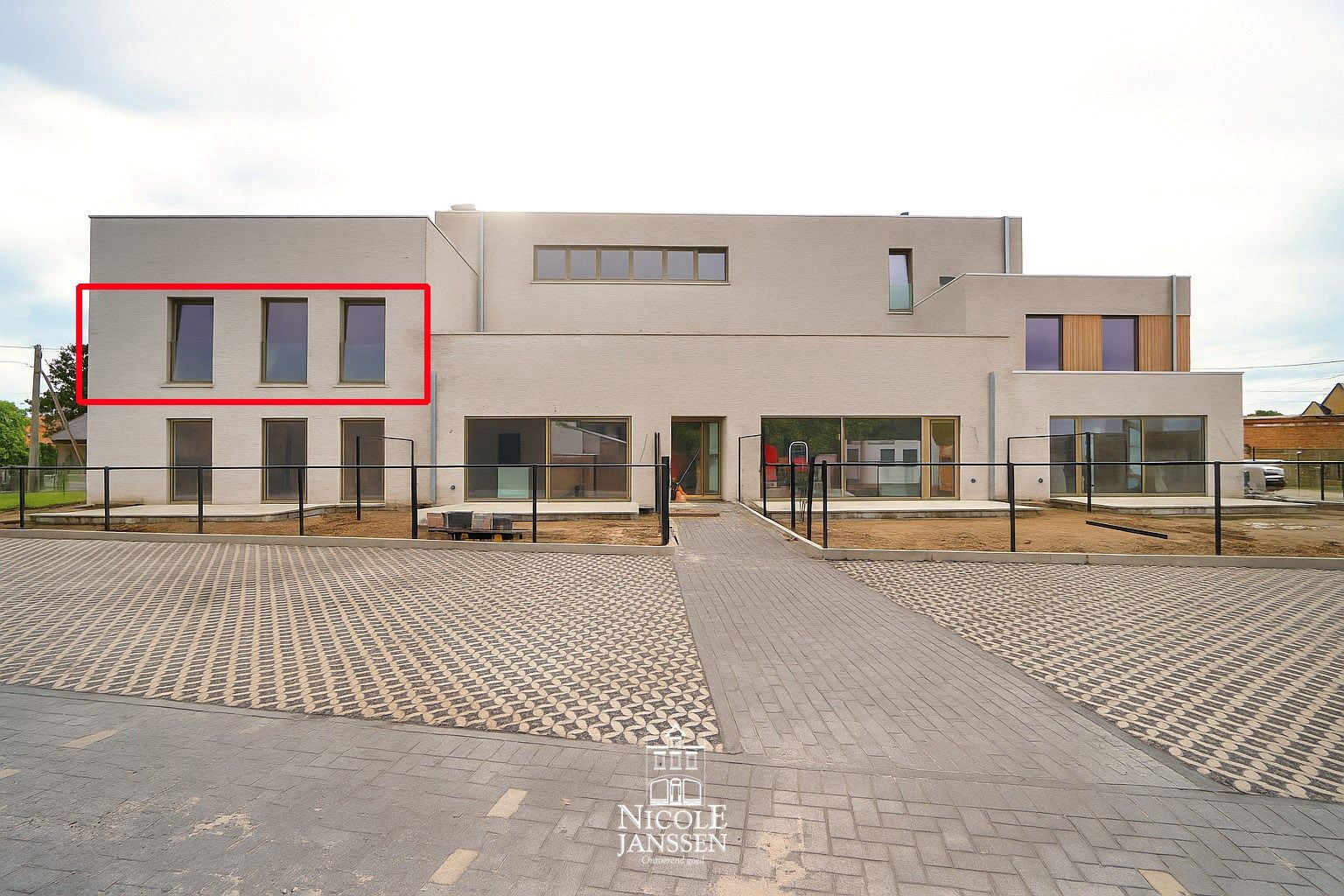 Nieuwbouwappartement op de eerste verdieping met terras en  twee autostandplaatsen foto 2