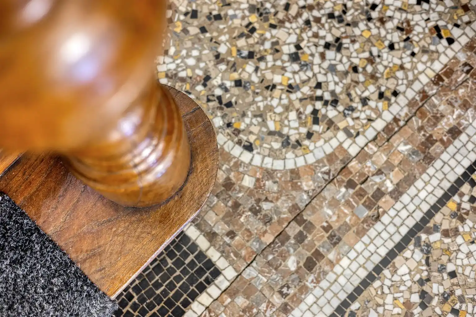 Prachtige karaktervolle stadswoning voorzien van 6 slaapkamers, ruime buitenkoer en vrijstaande garage in het centrum van Maaseik.  foto 4