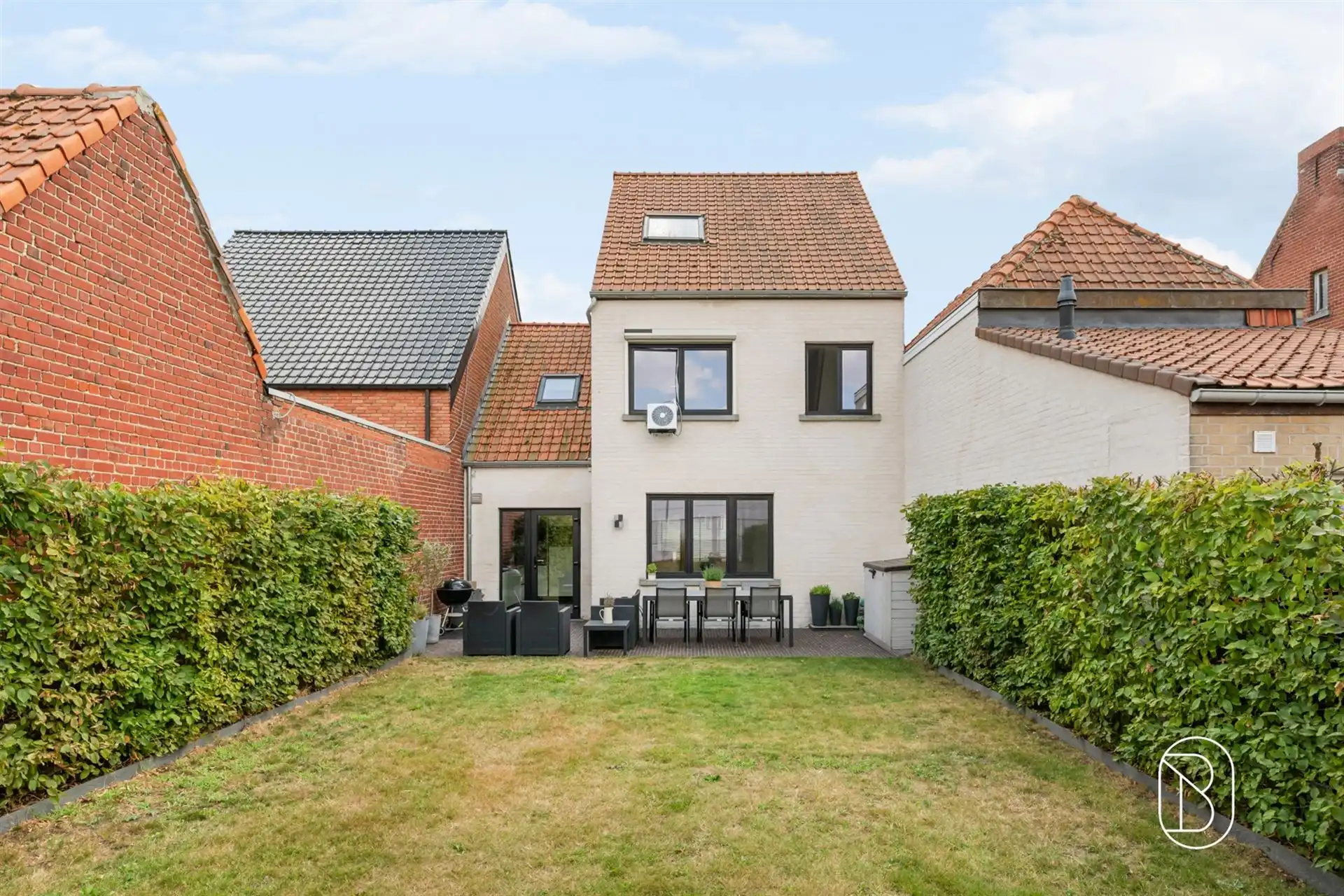 Prachtig gerenoveerde gezinswoning met aangelegde tuin foto 2