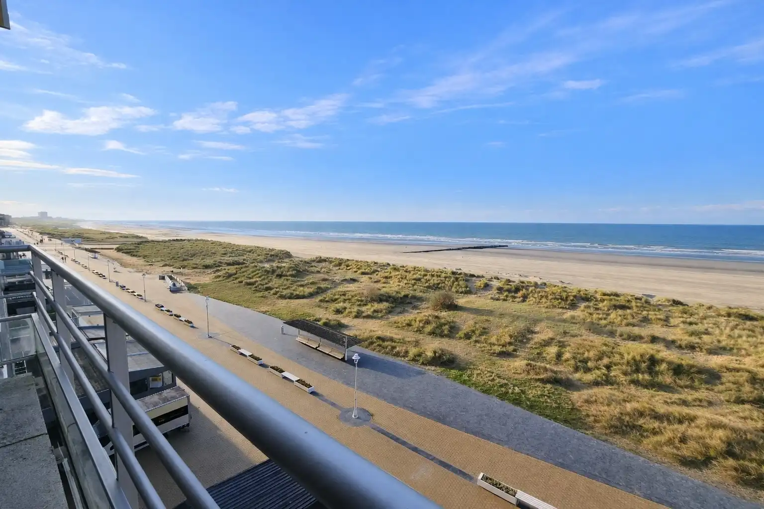 Op te knappen appartement met frontaal zeezicht  te Nieuwpoort foto {{pictureIndex}}