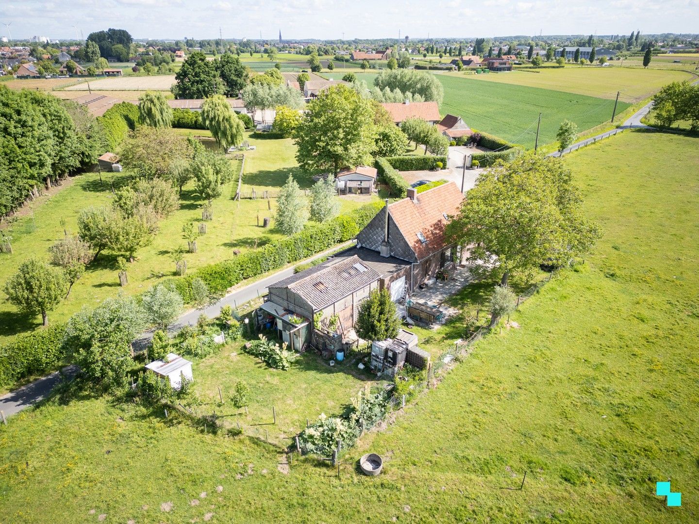 Hoofdfoto van de publicatie: Compleet te renoveren / af te breken ééngezinswoning, landelijk gelegen op grens Izegem / Lendelede