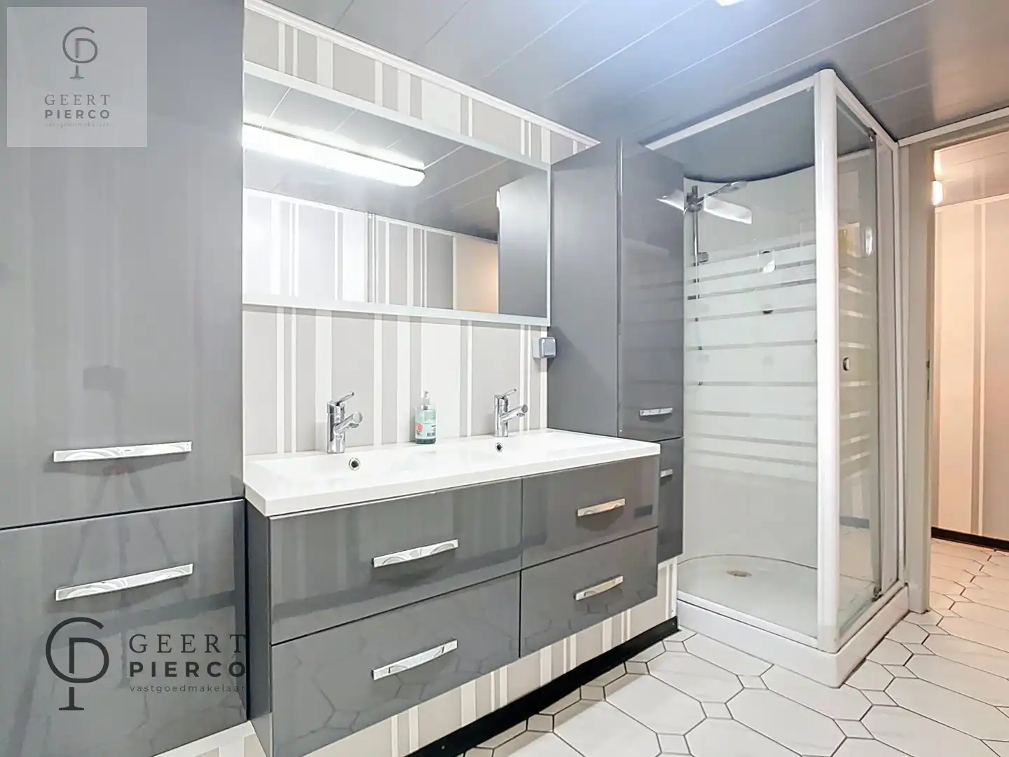 Karaktervolle hoeve met loods op een perceel van 16a76ca. foto 16