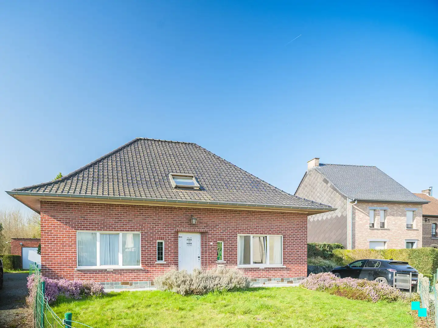 Renovatieproject met uitgestrekte tuin in groene omgeving foto 2