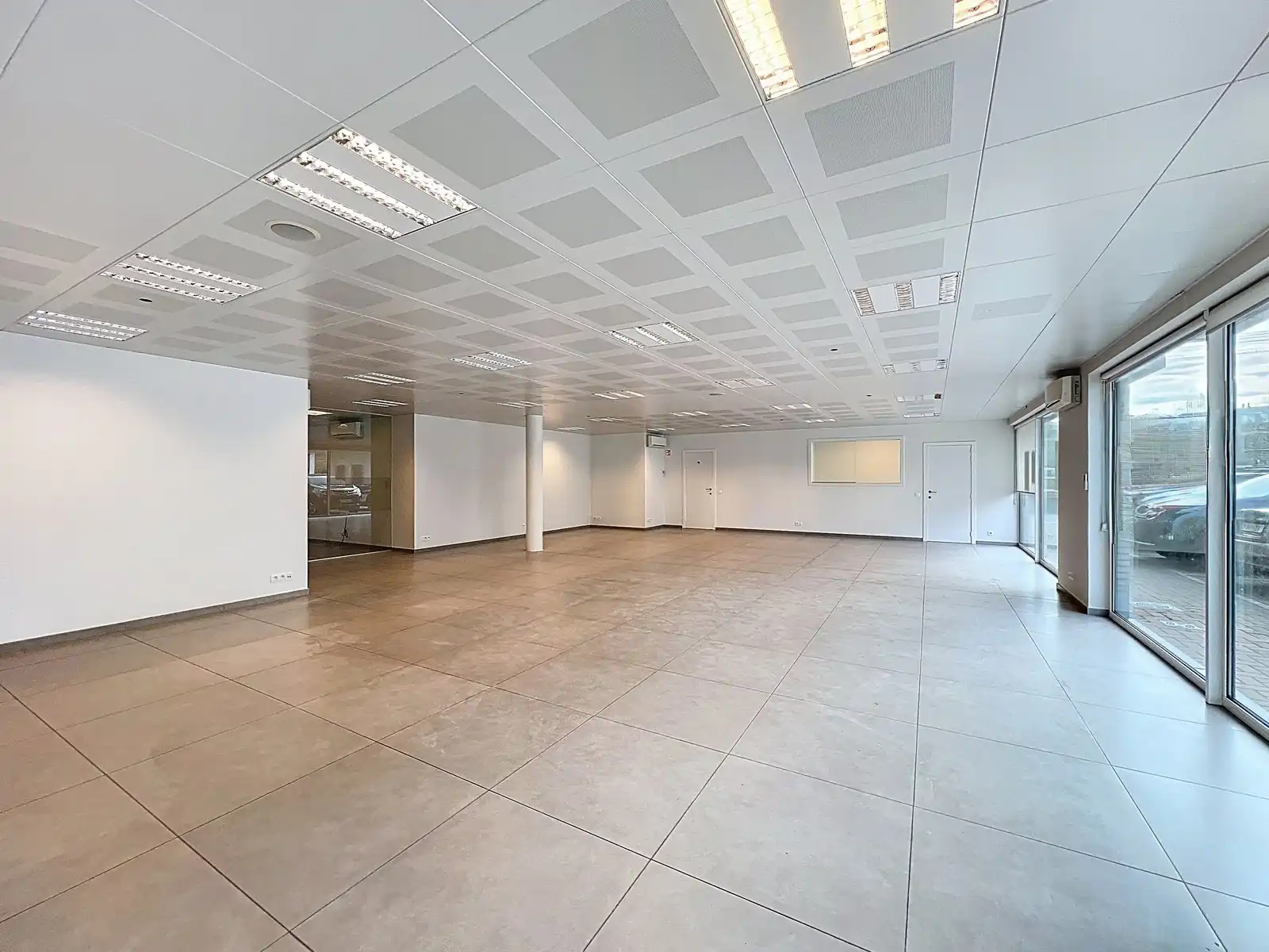 Volledig instapklare LICHTRIJKE commerciële ruimte ± 185m²  (kantoor, diensten, vrije beroepen,...) in het CENTRUM! foto 4