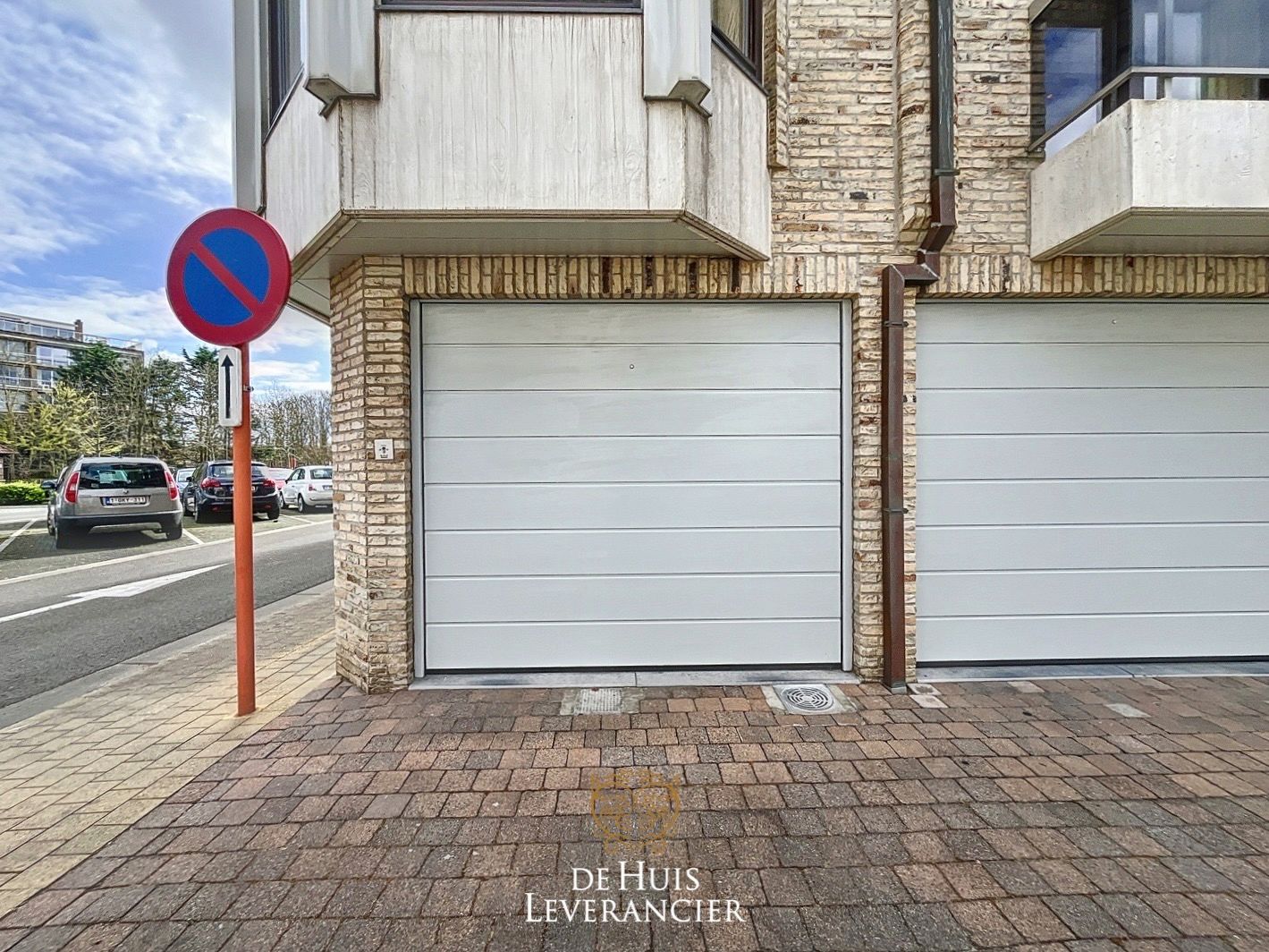 Grote garage met staanplaats te koop in Koksijde foto {{pictureIndex}}