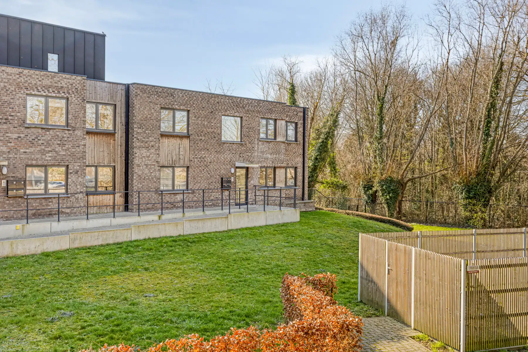 Recent gelijkvloers appartement met 2 slaapkamers + garage foto 2