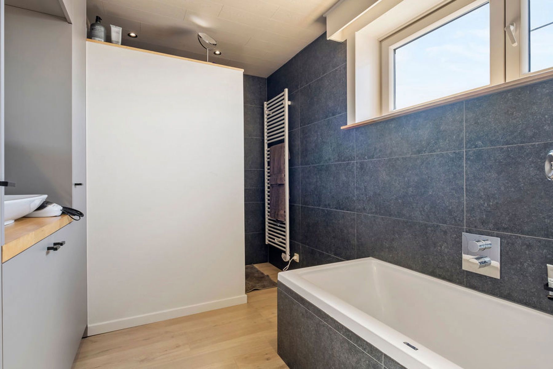 Instapklare woning met ruime garage/opslagplaats in Bredene. foto 8