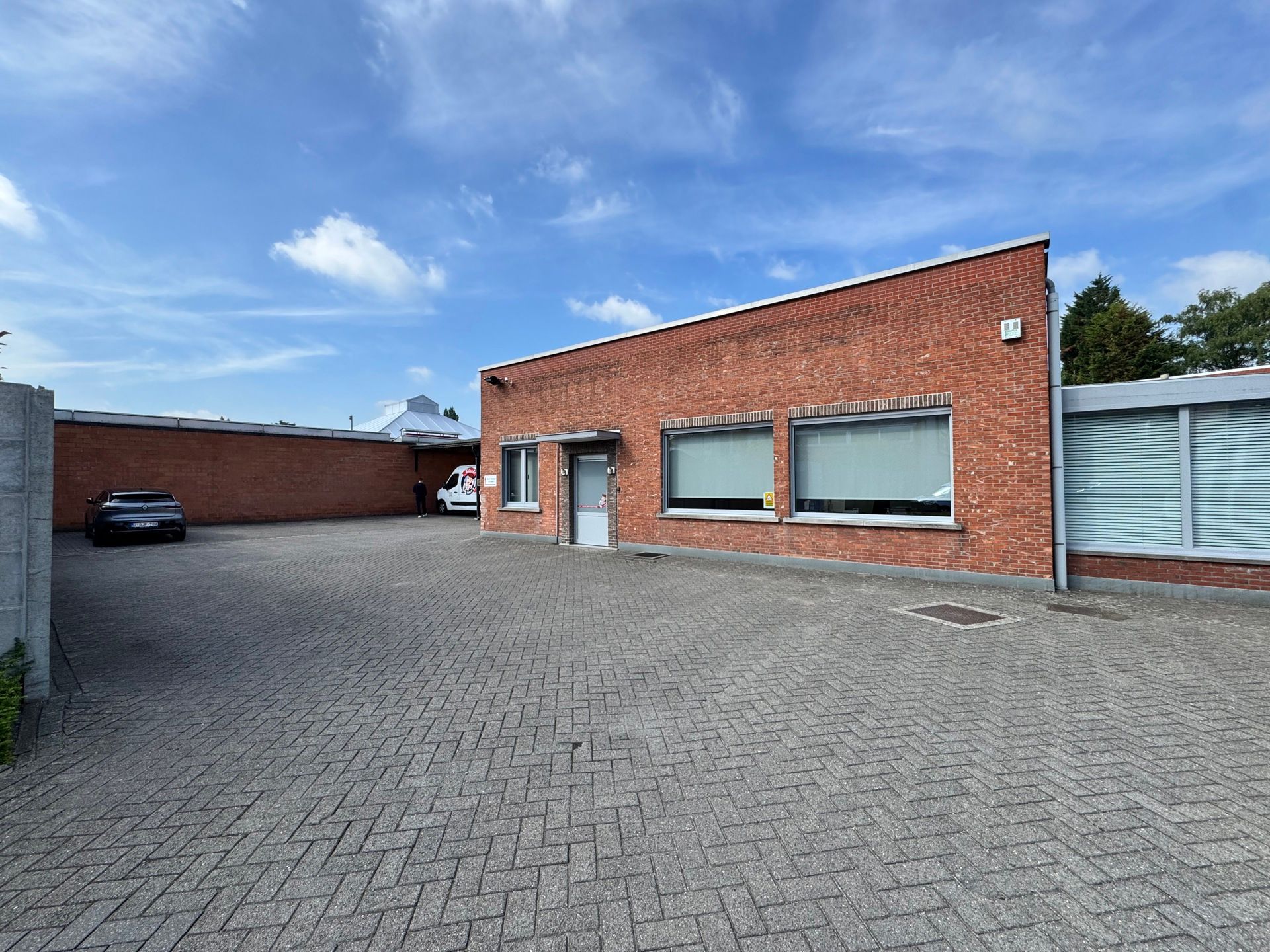 Industrieel gebouw met kantoren en buitenopslag te huur op toplocatie in Ekeren foto 2