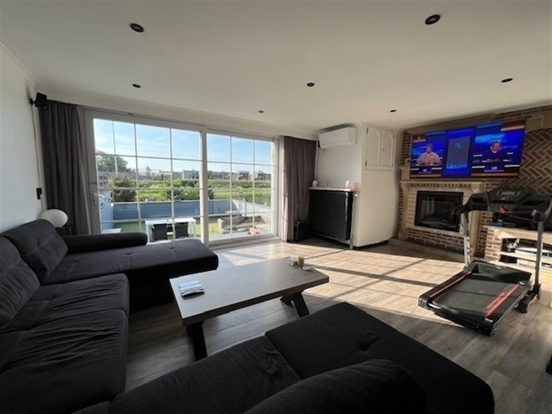 Bel-etage woning met ruime garage  en 2 badkamers! foto {{pictureIndex}}
