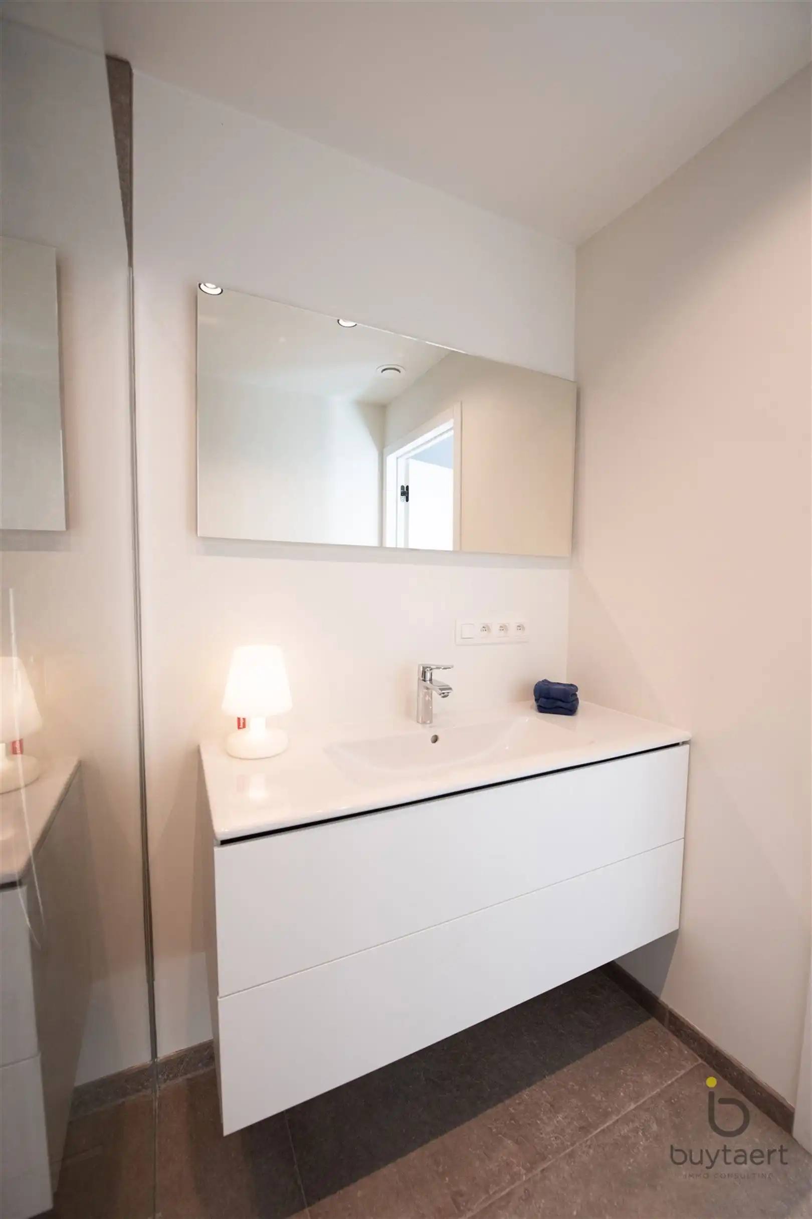 Recent 1 slaapkamer appartement met prachtig uitzicht! foto 27