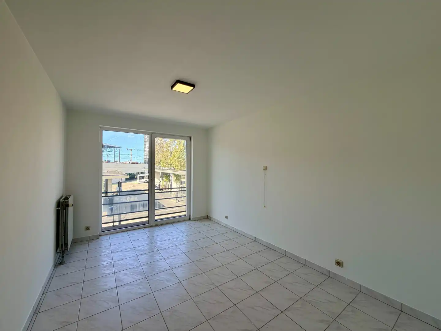 Instapklaar & centraal gelegen appartement met balkon te Roeselare! foto 5