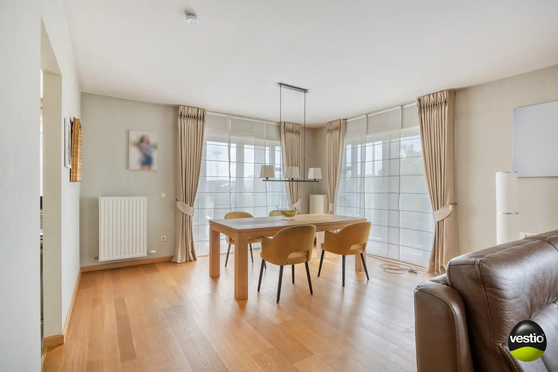 Aangenaam, lichtrijk hoekappartement met 2 slaapkamers en parking in de Heilig-Hartwijk foto 2