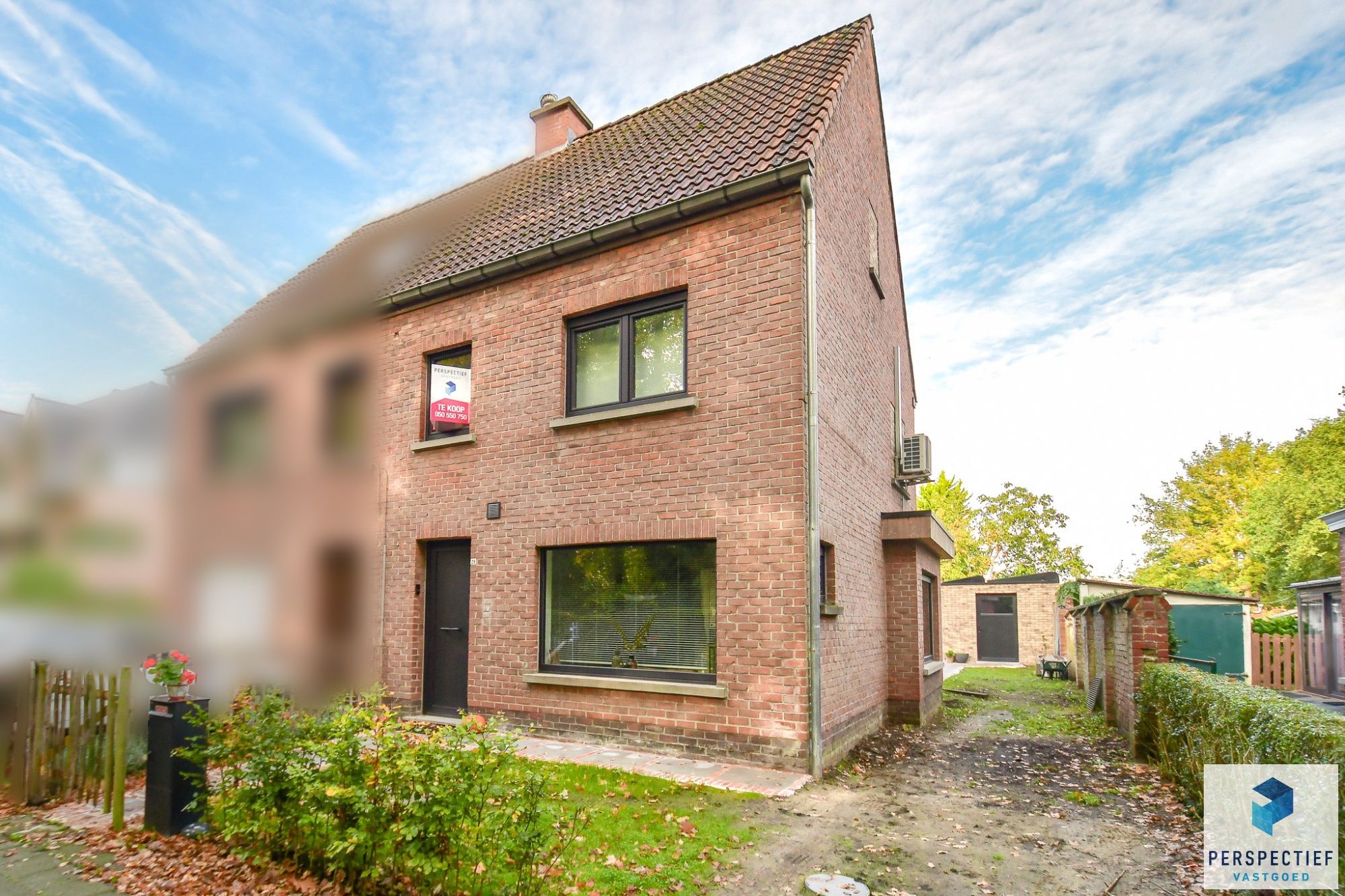 Uiterst GOED gelegen VERNIEUWDE woning met GROTE tuin foto {{pictureIndex}}