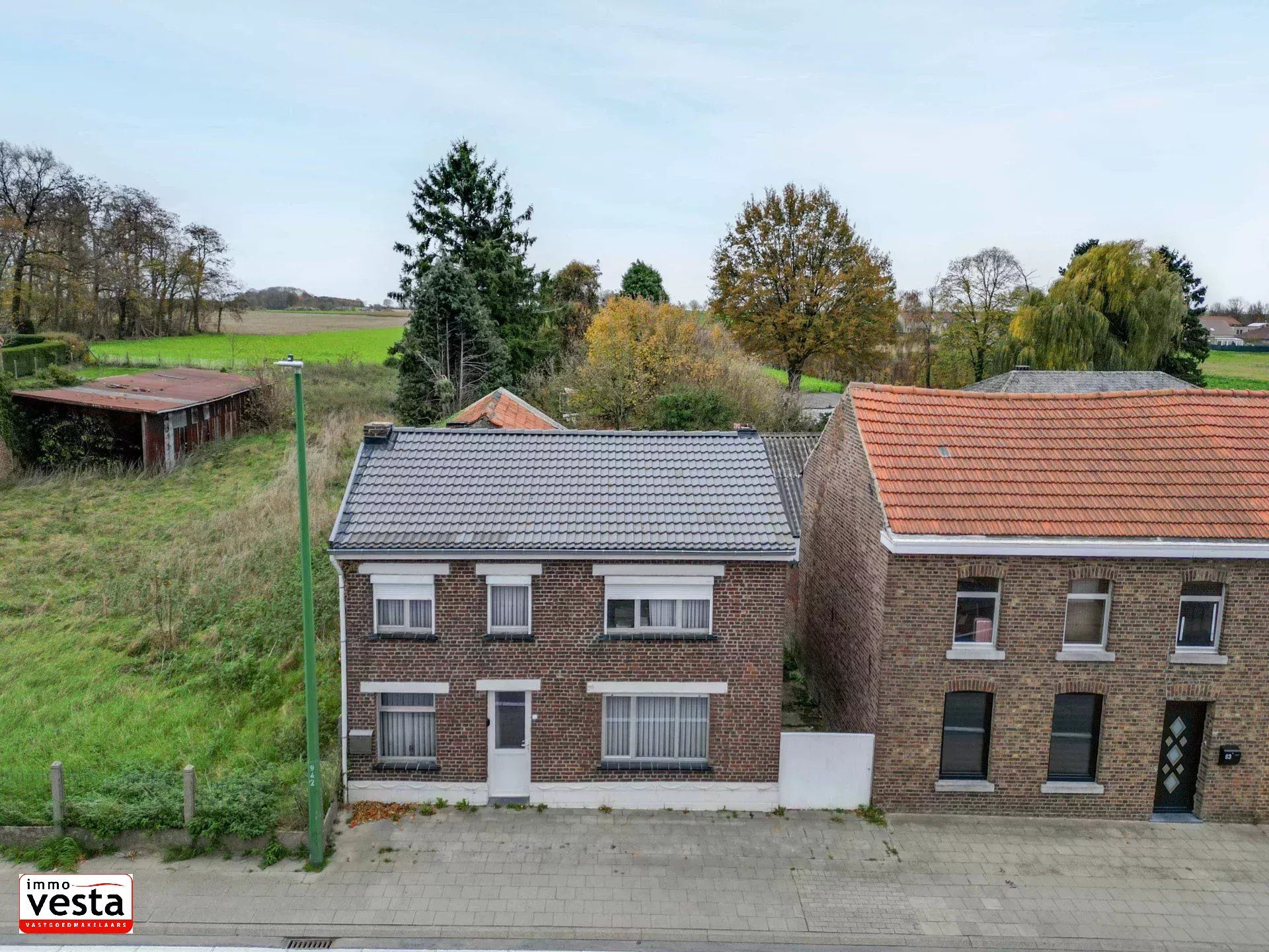 Te renoveren woning op goede locatie foto 2