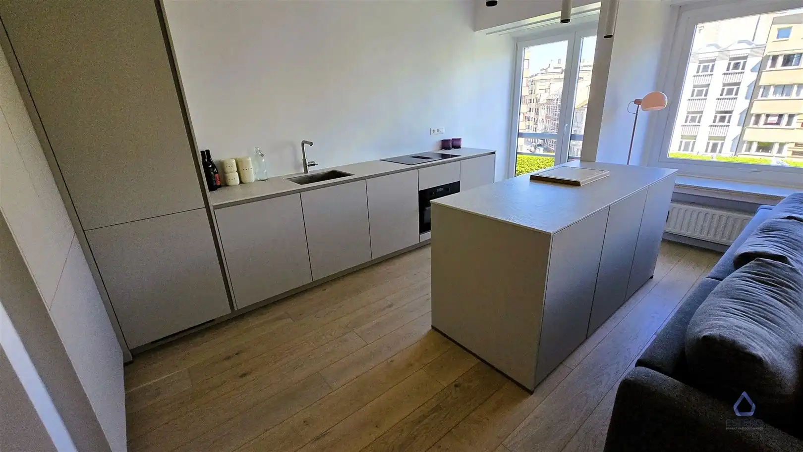 Volledig gerenoveerd met 2 slaapkamers, terras en parking foto 7