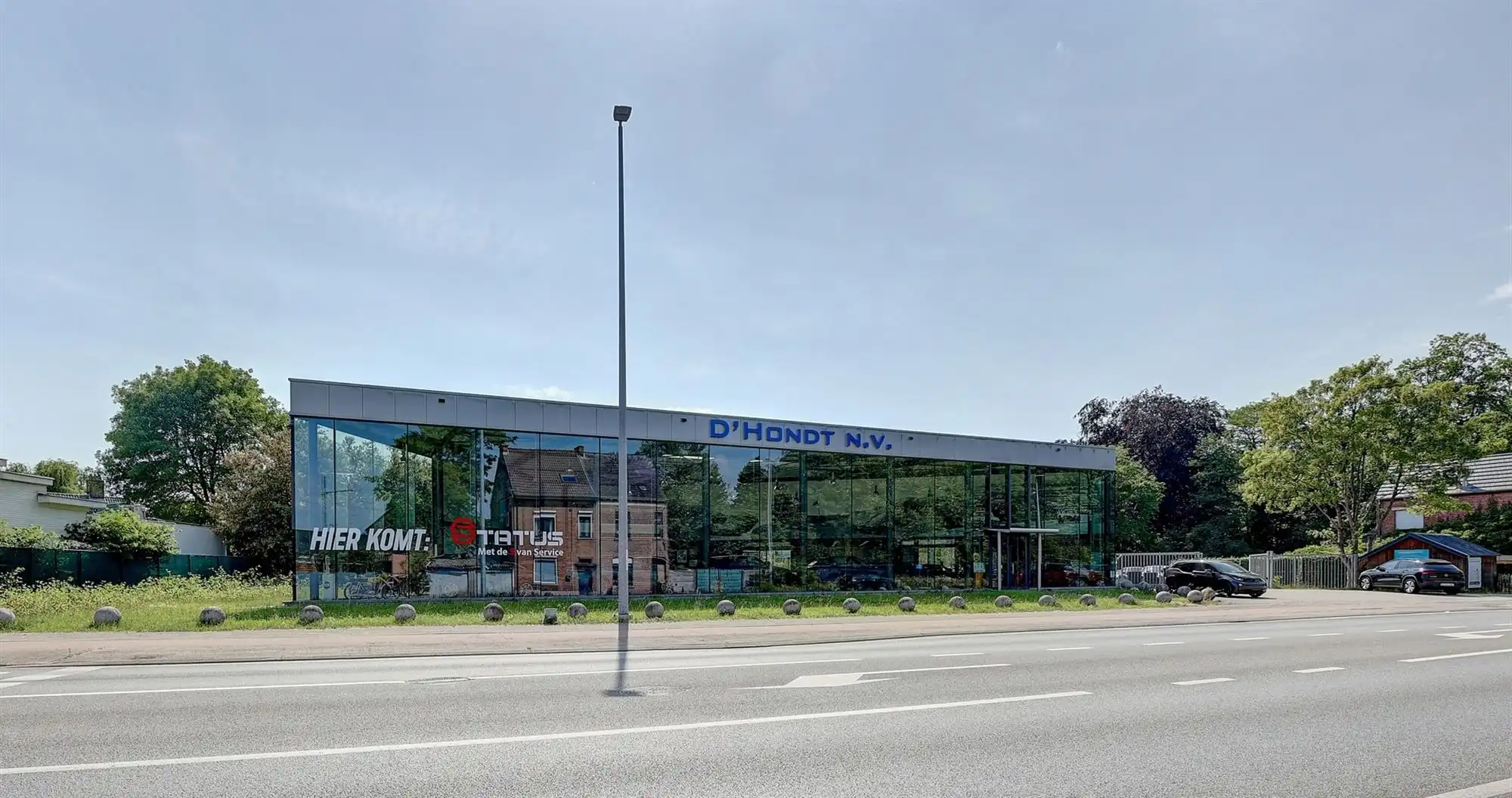 Zeer ruime showroom op een mooie zichtlocatie foto 17