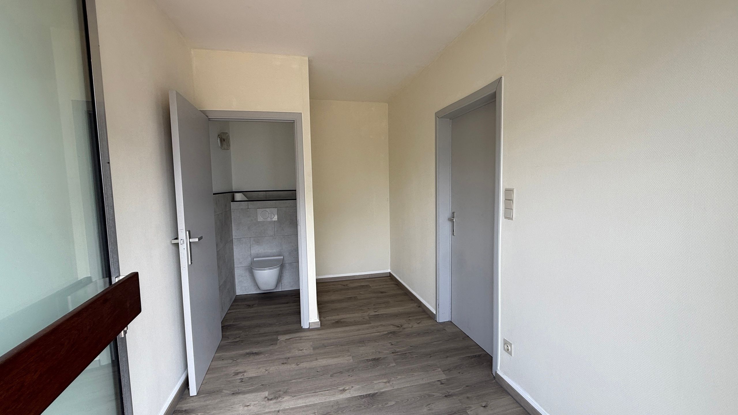 Laagbouwwoning in rustige straat foto 2