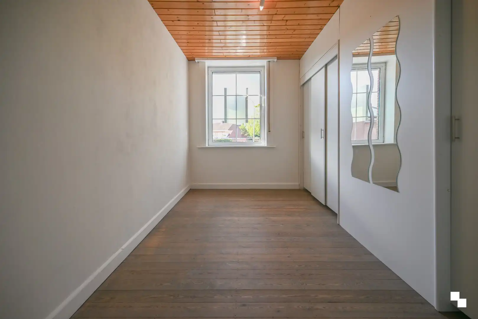 Rijwoning met uitweg achteraan en ruime garage te Izegem foto 18