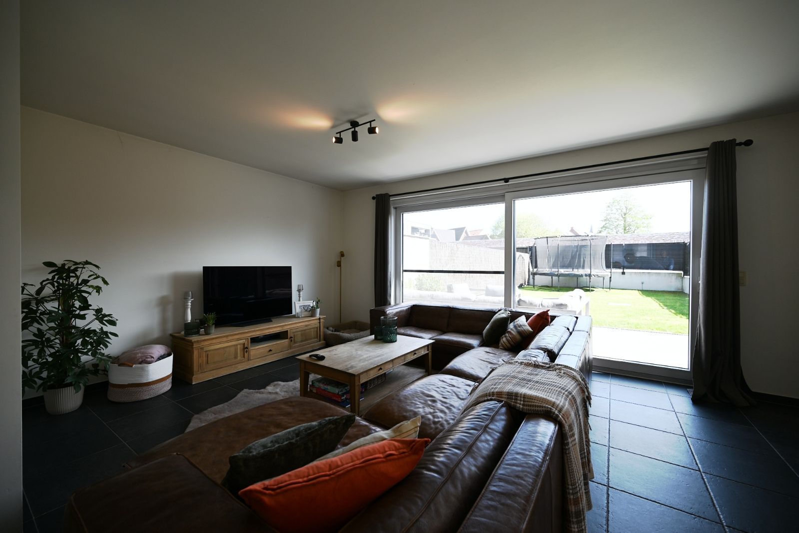 Gezinsvriendelijke Woning met Open Keuken, Tuin parkeerplaats en Garage foto 5