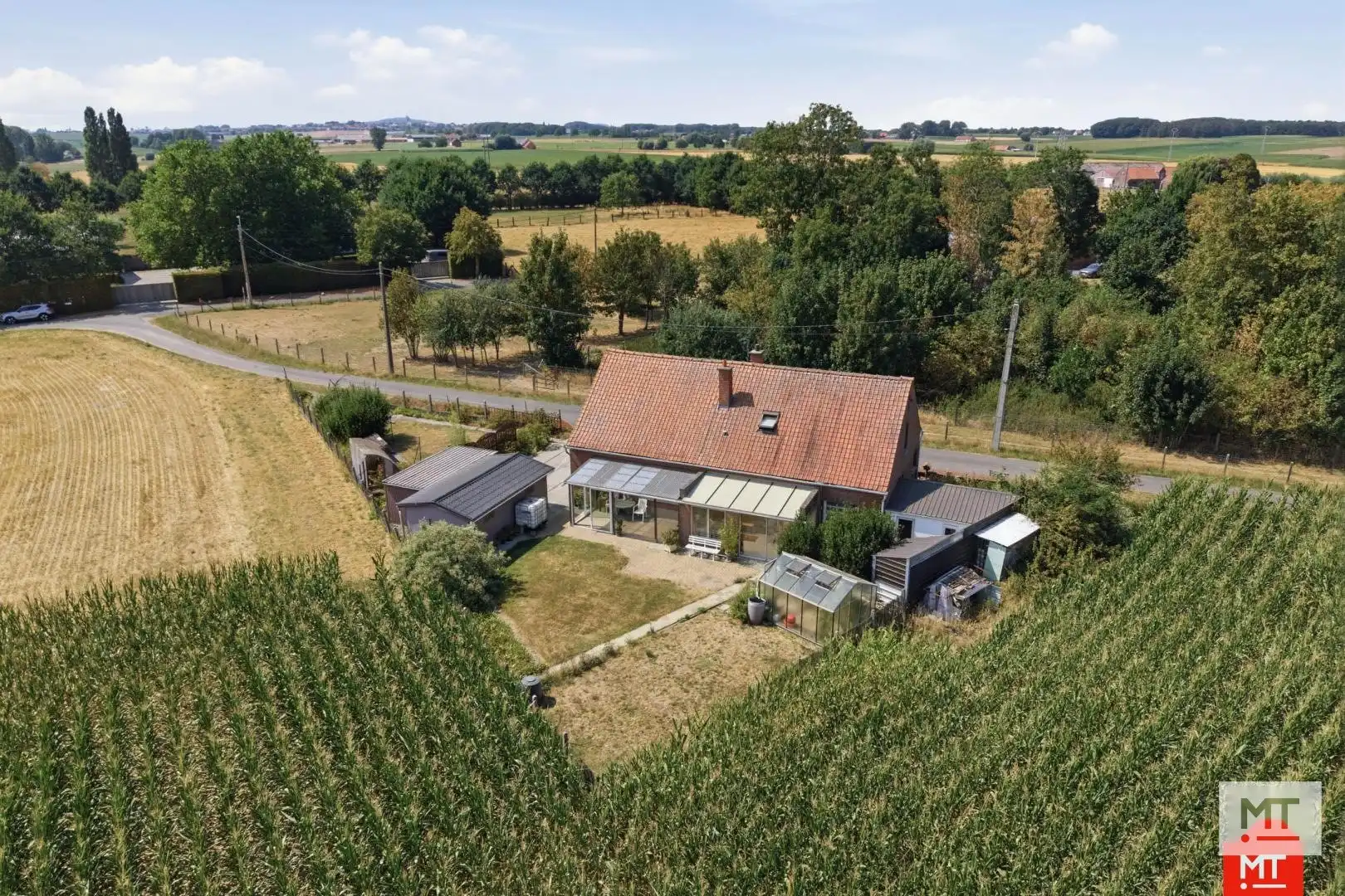 Te renoveren alleenstaande woning op een landelijke locatie in Wijtschate foto 3