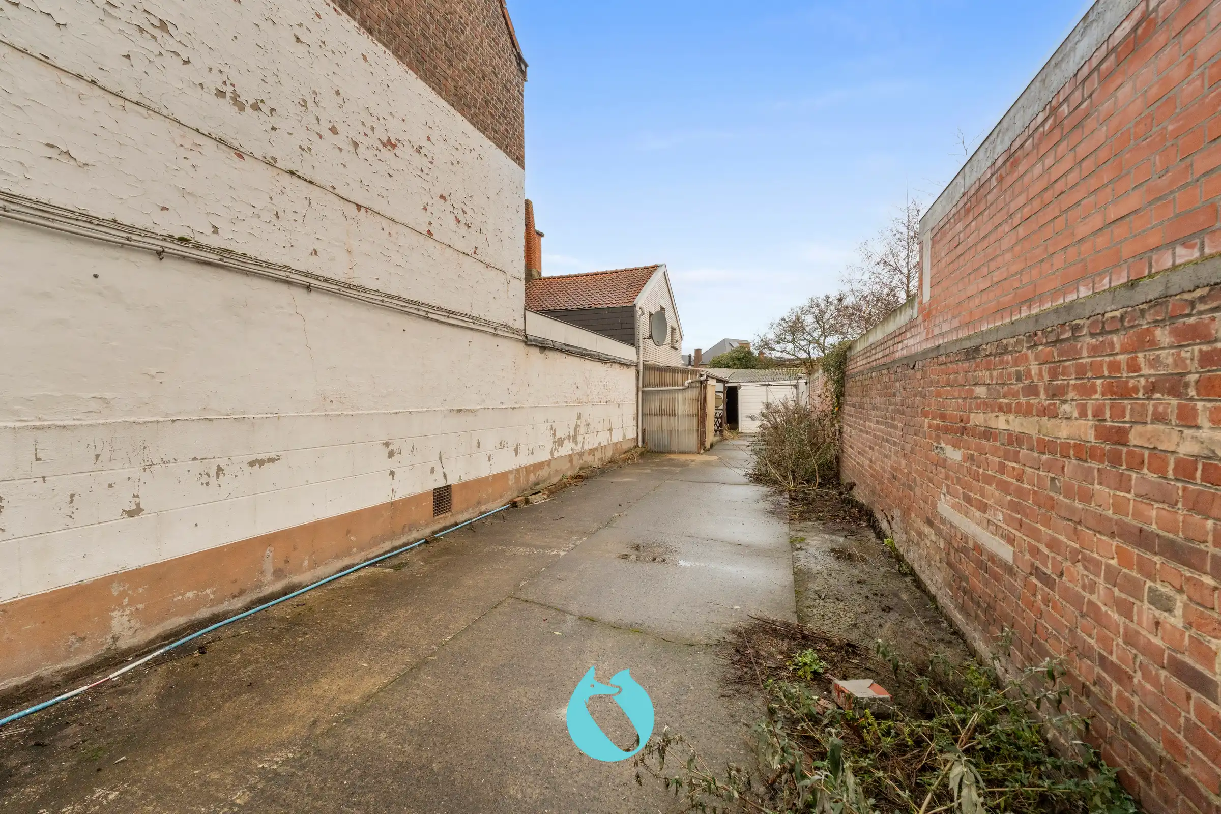 Te renoveren pand in tweede bouwlijn met oprit en tuin foto 2