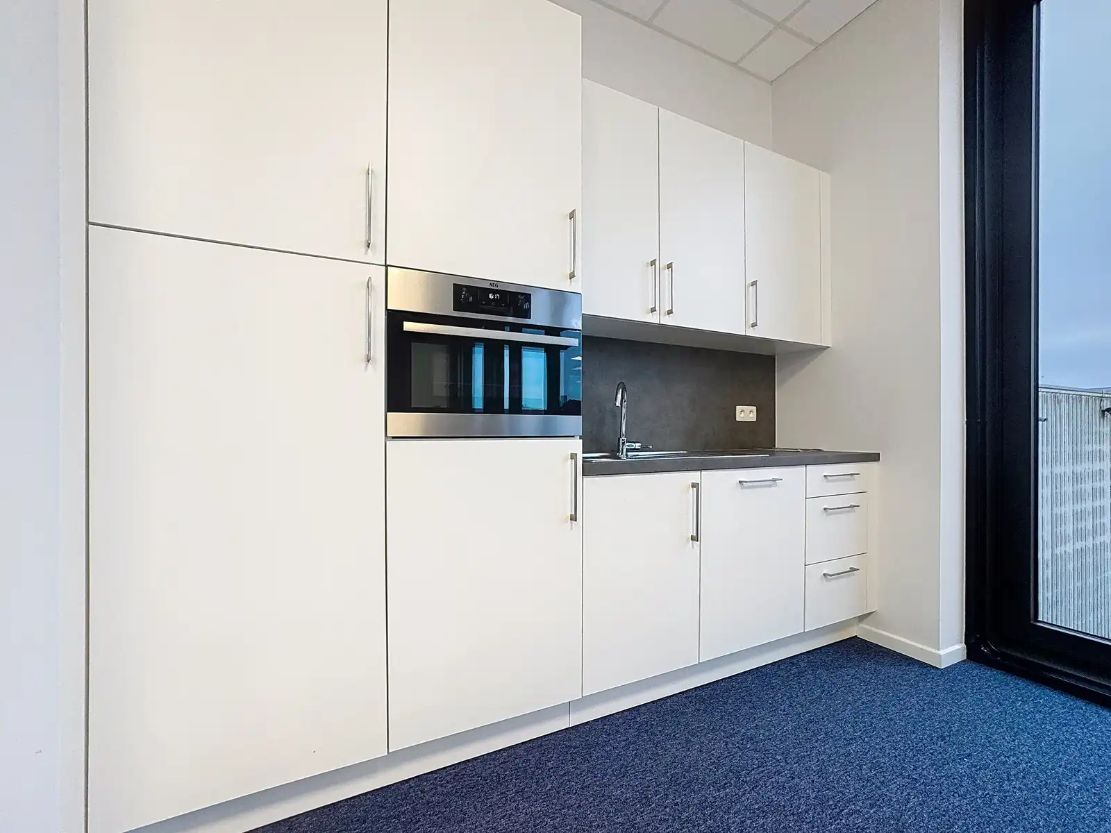 Instapklaar en bemeubelde KANTOORGEBOUW (2x 150m² op gvl + 1°V.) met berging en 4 autostaanplaatsen in de kelderverdieping. Op een boogscheut van het centrum van Brugge/expresweg. foto 8