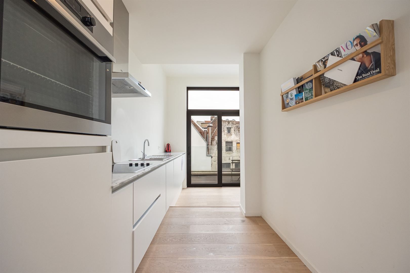 Gerenoveerd appartement met gezellig terras en één slaapkamer foto 7