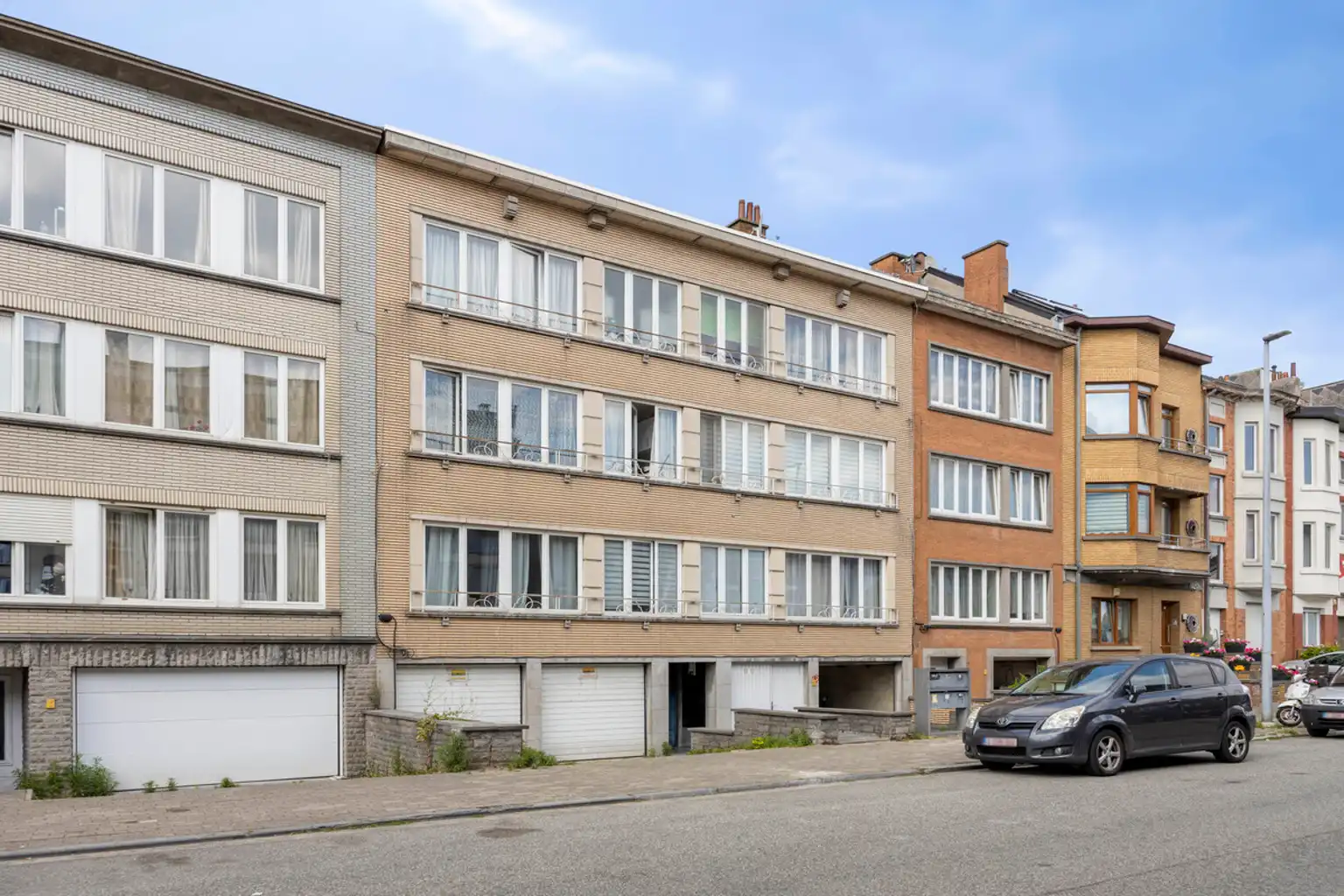 Instapklaar 2-slaapkamerappartement met garage foto {{pictureIndex}}