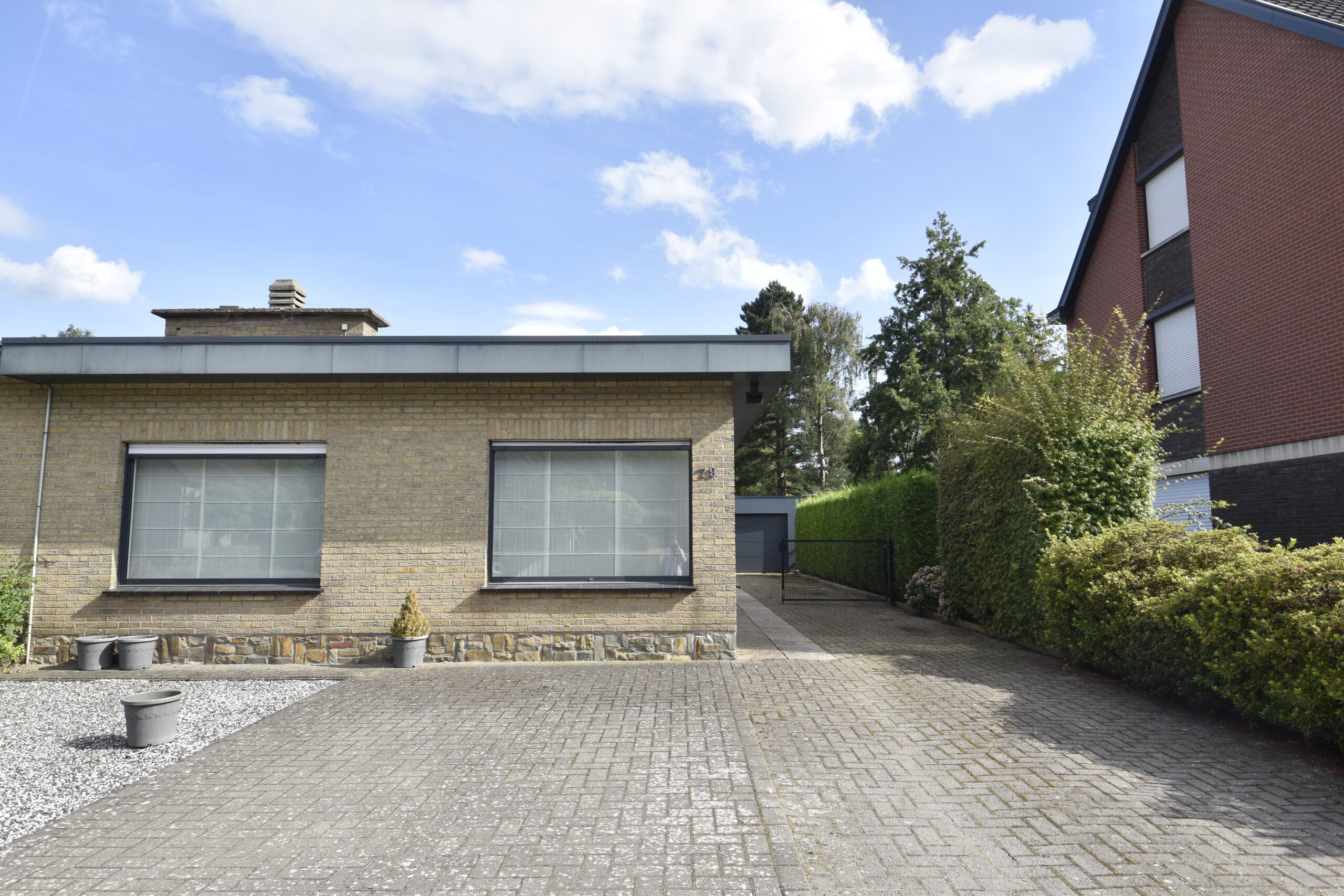 Halfopen bebouwing met 3 slaapkamers en zeer grote tuin in Sint-Niklaas foto 1