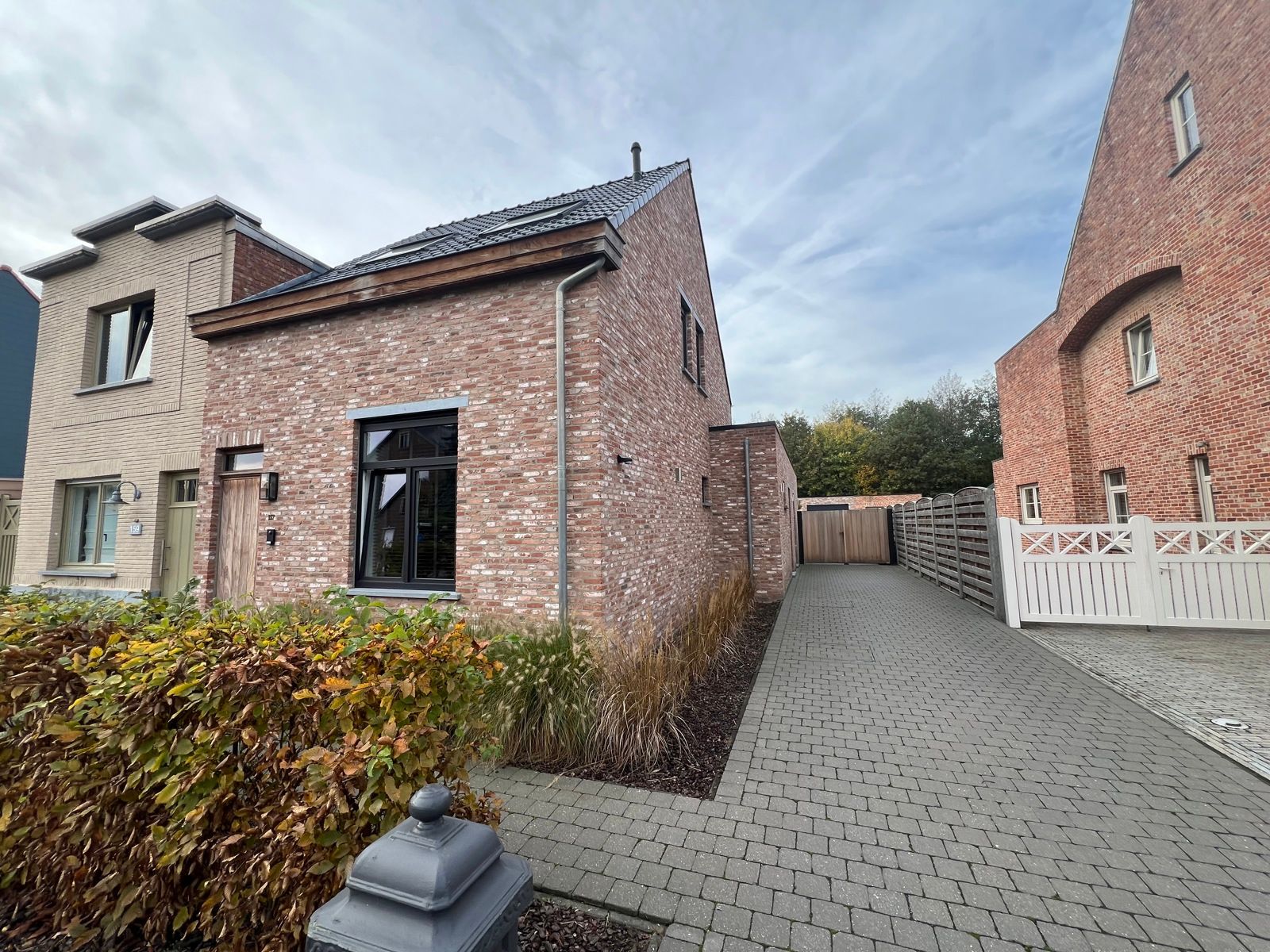 Instapklare HOB met 2slpk + bureau, tuin en garage foto {{pictureIndex}}