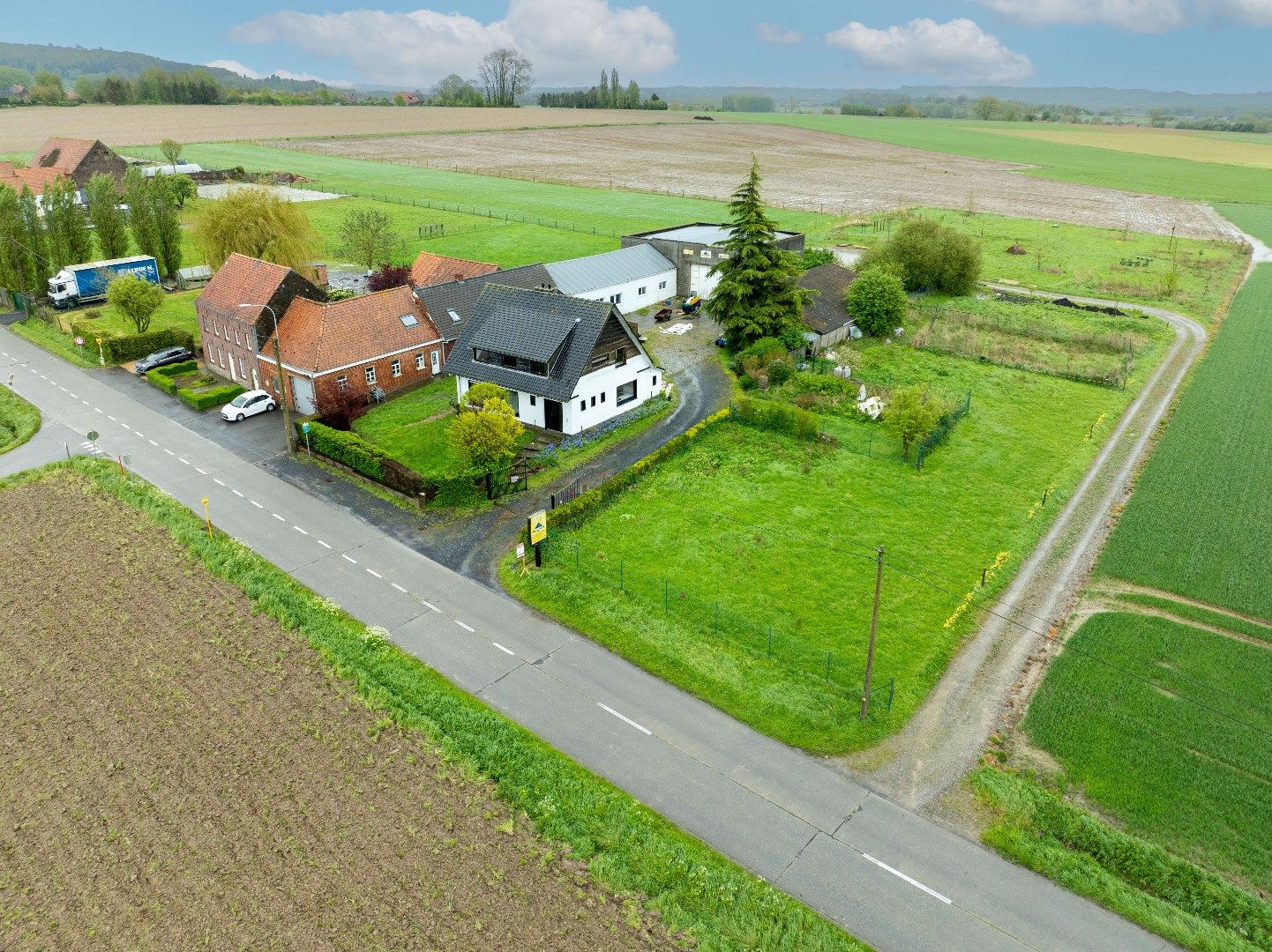 Villa op groot terrein met 1001 mogelijkheden!  foto 1