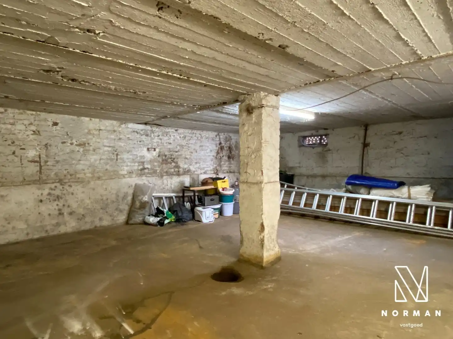 Halfopen woning met 3 slaapkamers, bijgebouw/atelier en grote voorkamer voor eventuele handelszaak foto 18