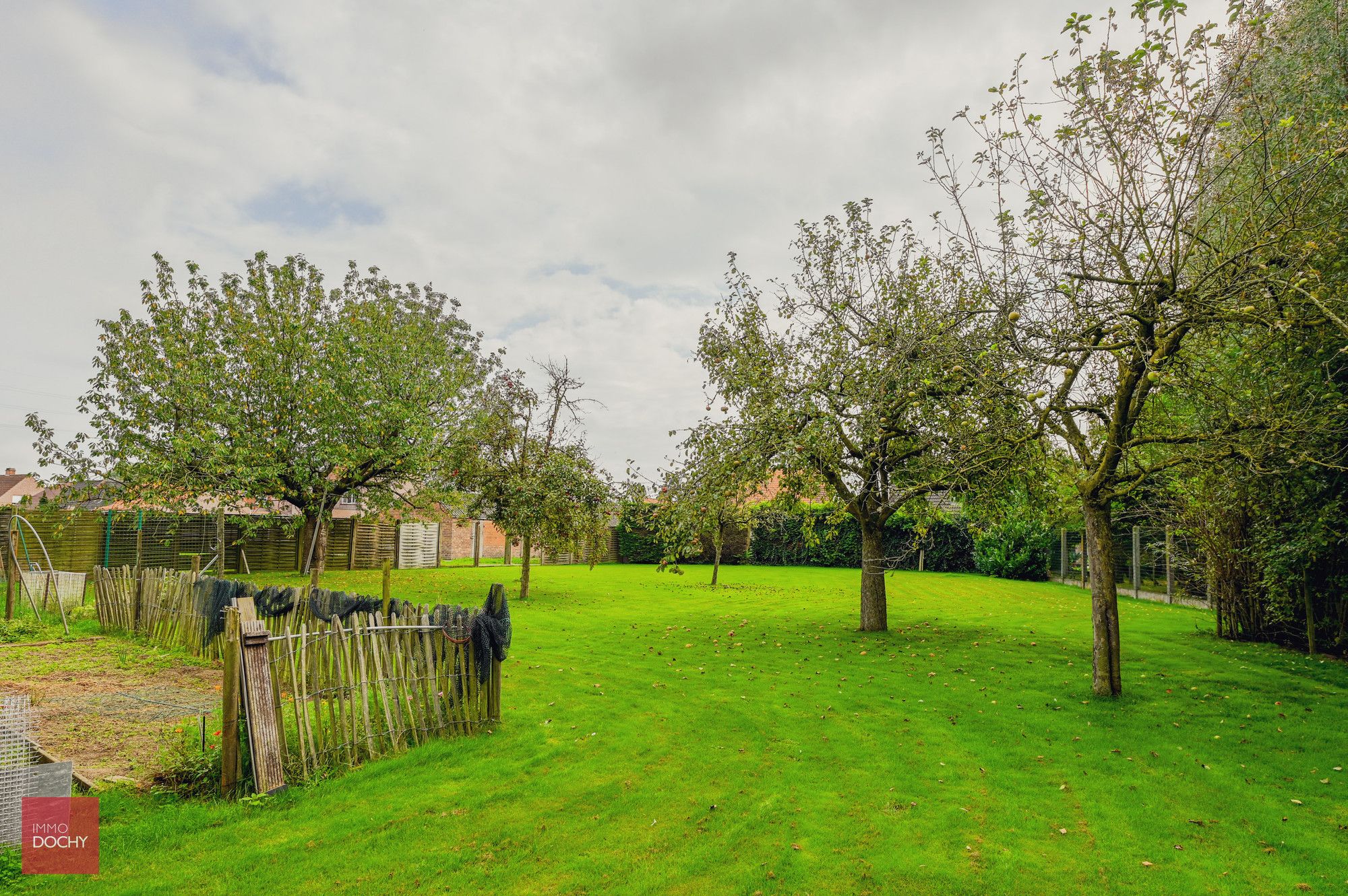 Goed gelegen villa op prachtig stuk (bouw)grond foto 8