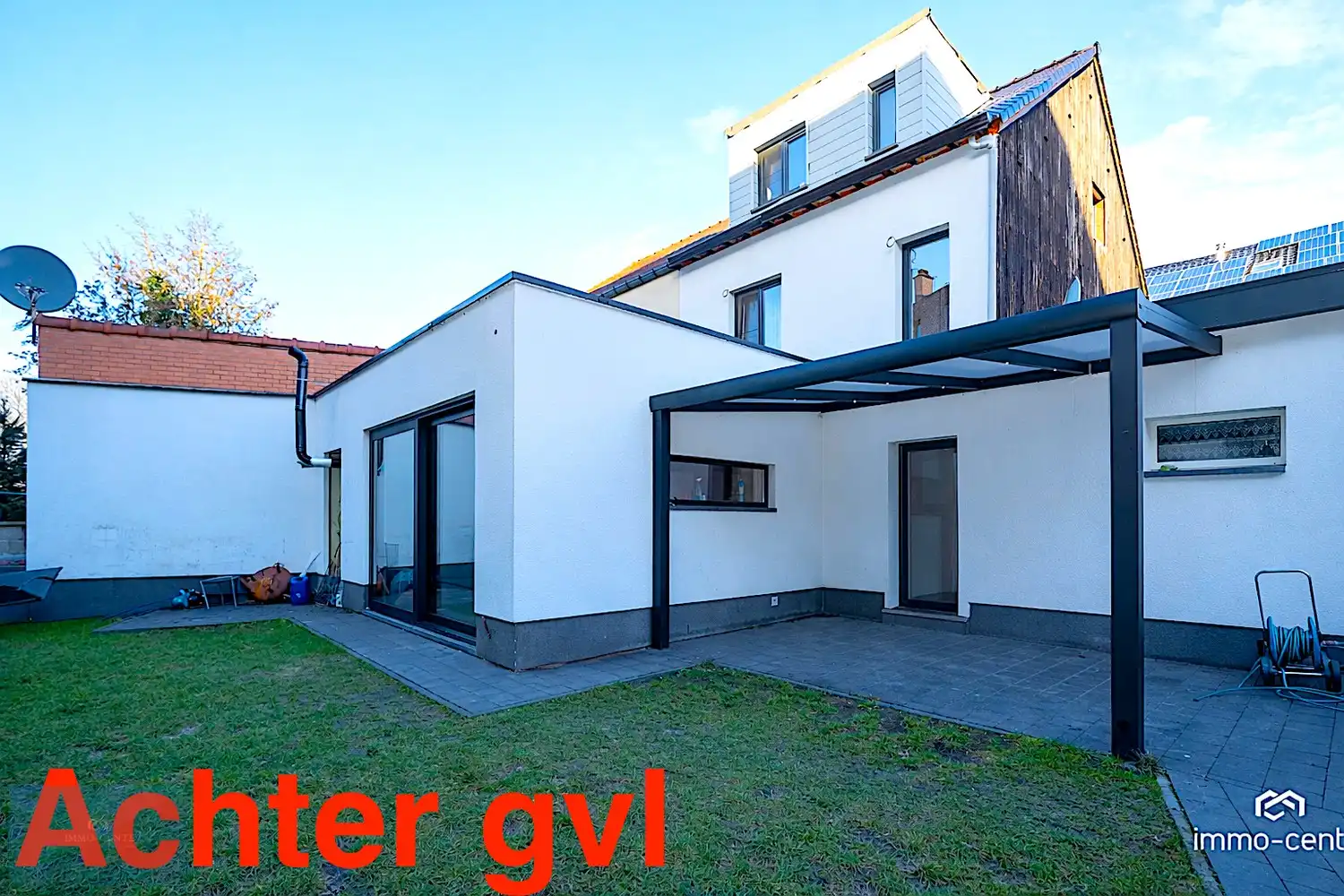 🏡 Gerenoveerde gezinswoning met tuin in Genk – EPC.   C foto {{pictureIndex}}