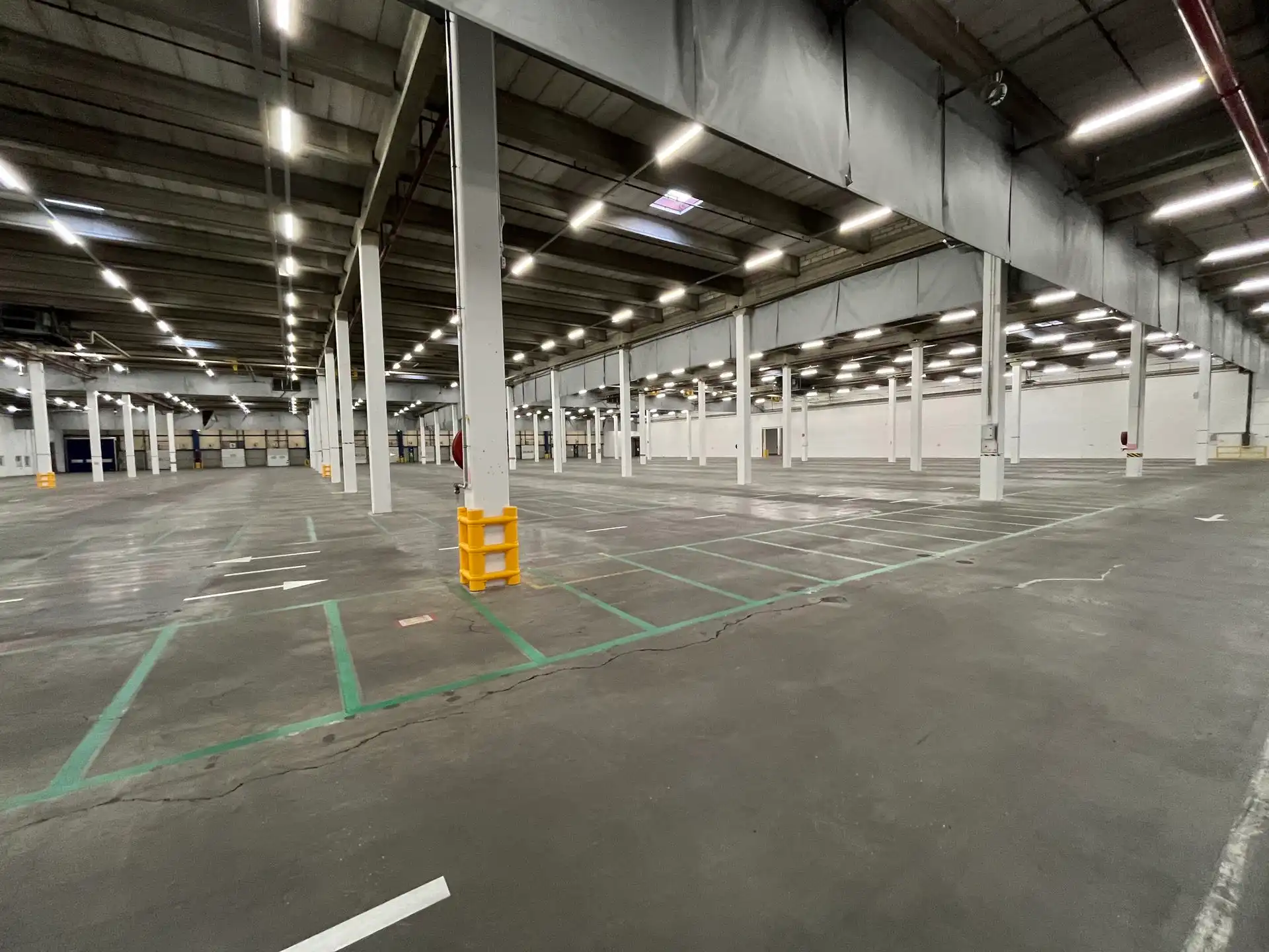 Magazijn 12.543m² met luifel en 11 laadkades met kantoor 1.123m² en ruime parking te huur foto 8