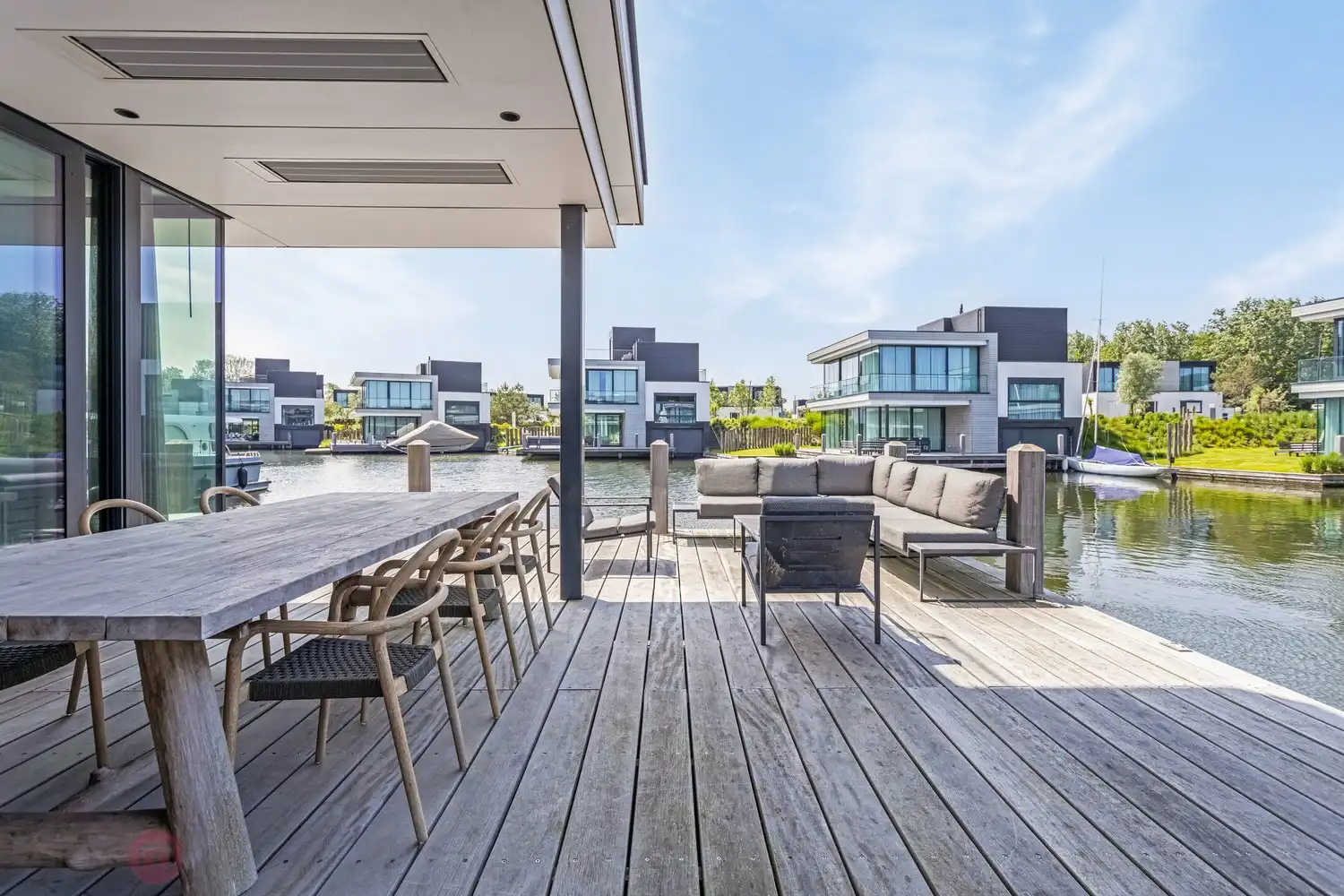 Vakantievilla met aanlegsteiger aan het Veerse Meer, Zeeland foto {{pictureIndex}}