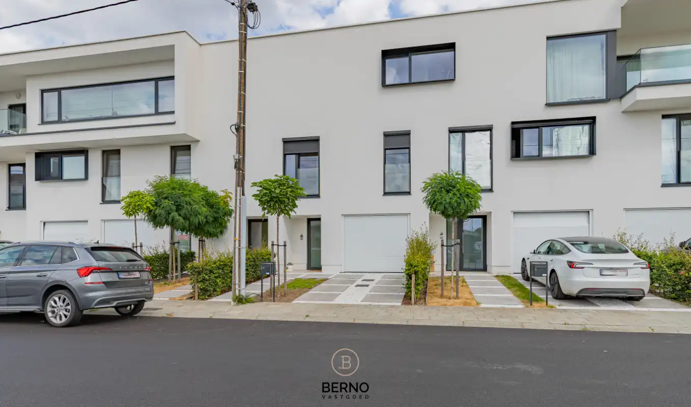 Recente en instapklare woning uit 2021 met ruim terras foto 2