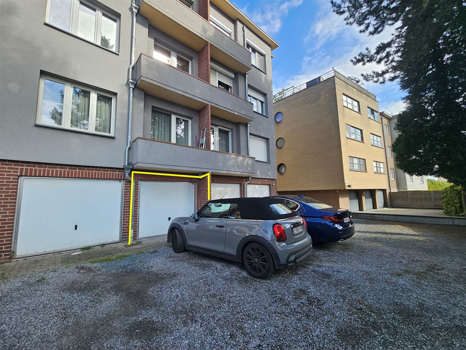 Gesloten garagebox  foto {{pictureIndex}}