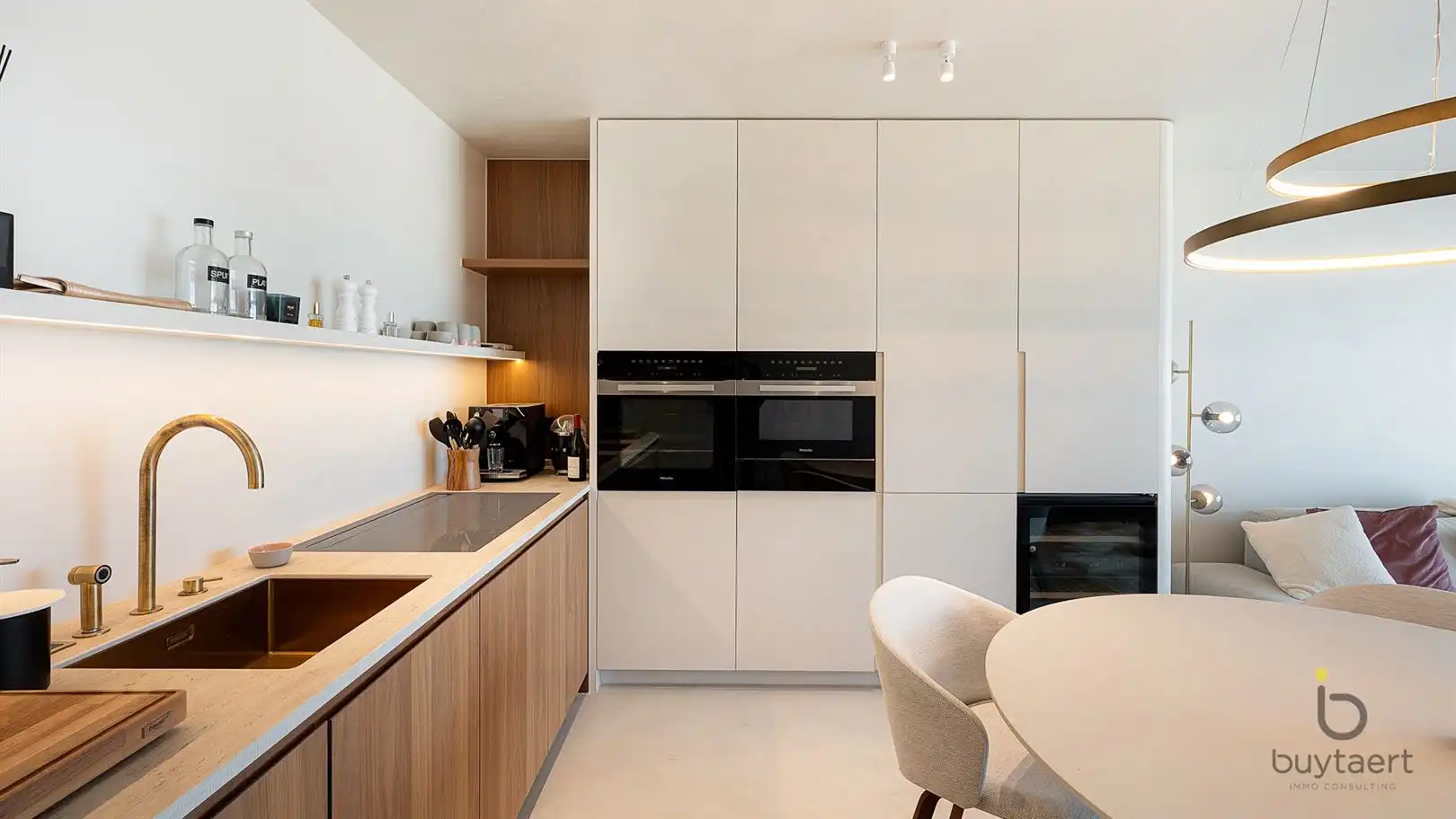 LUXUEUS GERENOVEERD & VOLLEDIG GEMEUBELD APPARTEMENT MET PANORAMISCH ZEEZICHT AAN HET RUBENSPLEIN!  foto 6