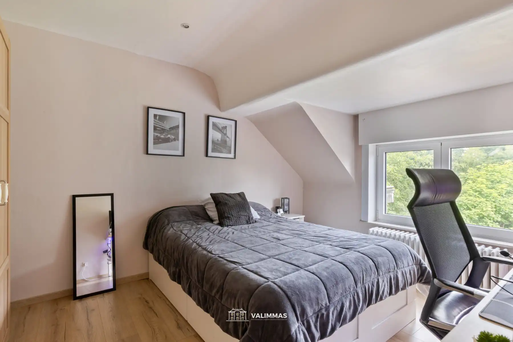 Verzorgde en welgelegen rijwoning met ruime garage, tuin... foto 13