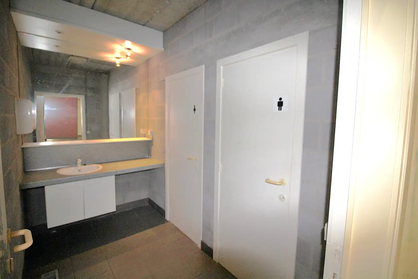 te huur Maldegem – magazijn of atelier van ca.660m². Uitstekende ligging. foto 5