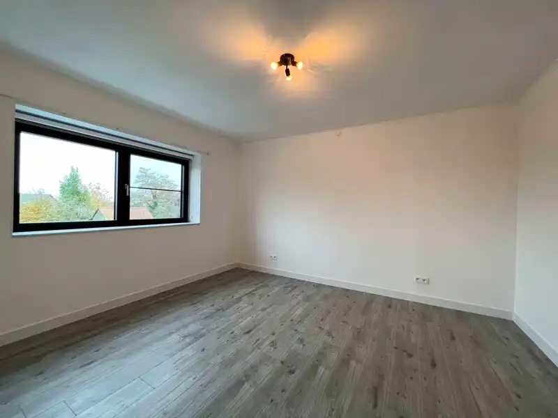 Gerenoveerde woning te huur met 4 slaapkamers te Vlamertinge! foto 11