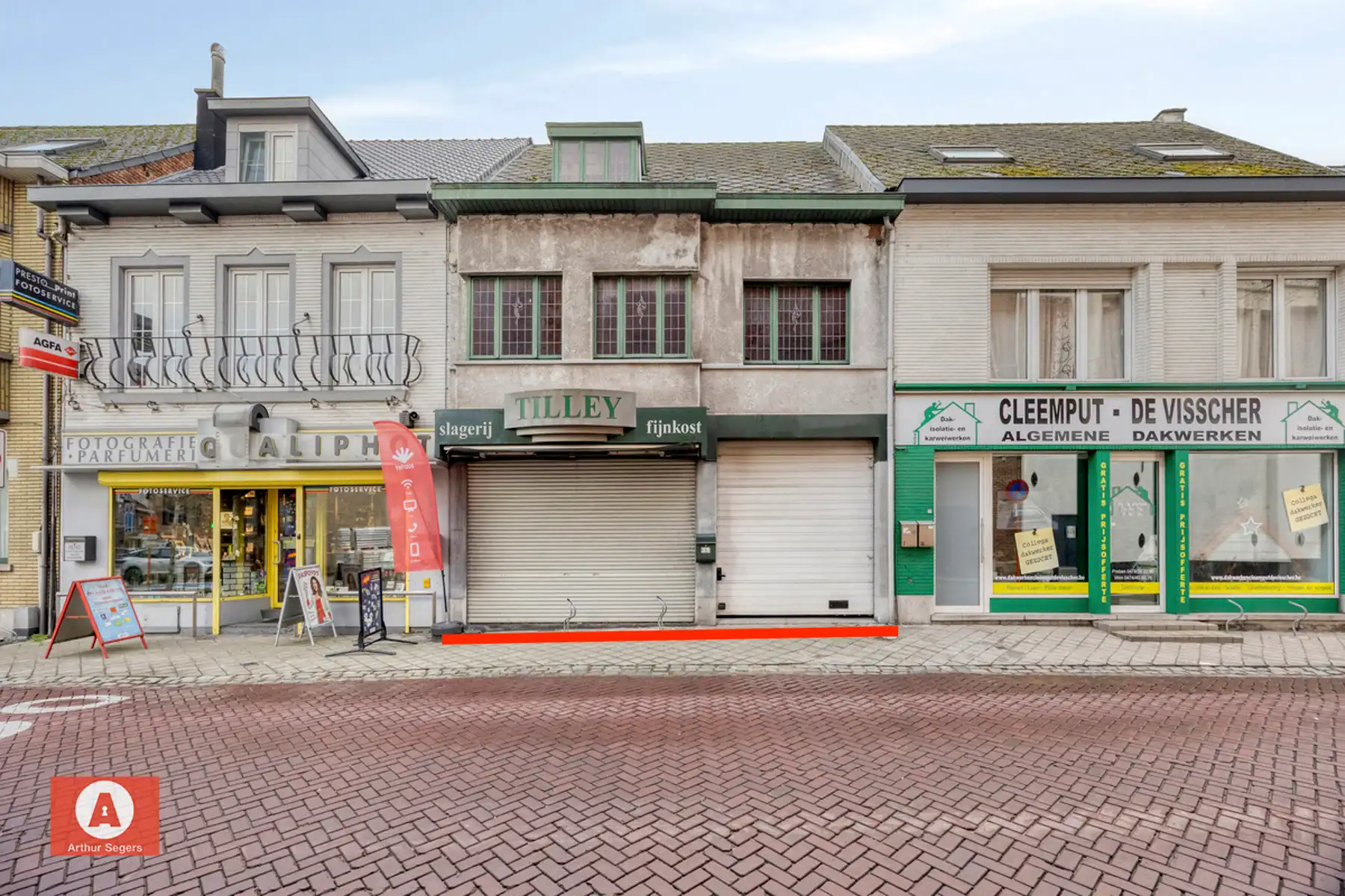 Hoofdfoto van de publicatie: Te renoveren Handelshuis met woonst en inpandige garage. 