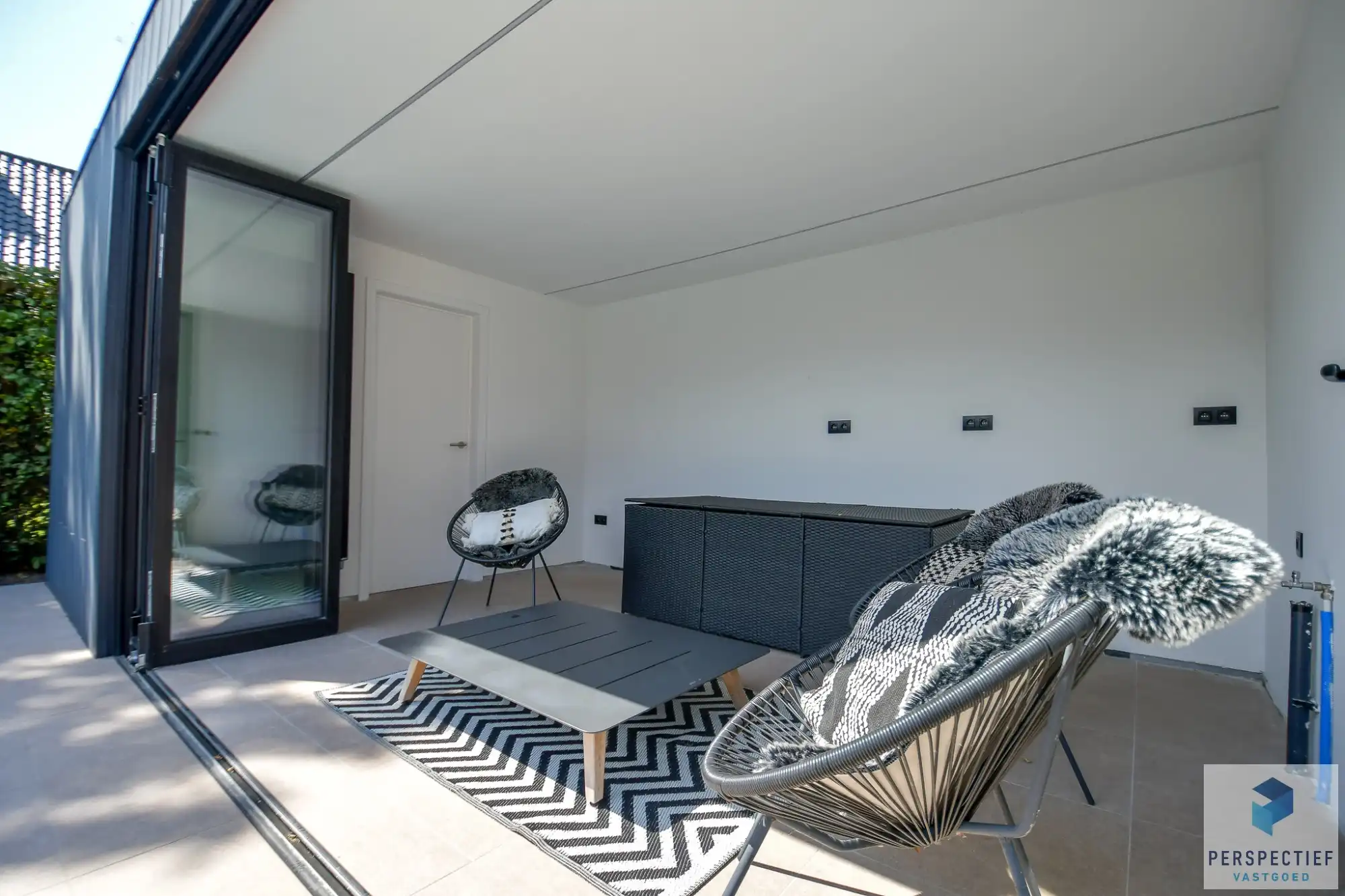 Ruime (254m²) instapklare gezinswoning met 4 slaapkamers, zwembad en poolhouse foto 7