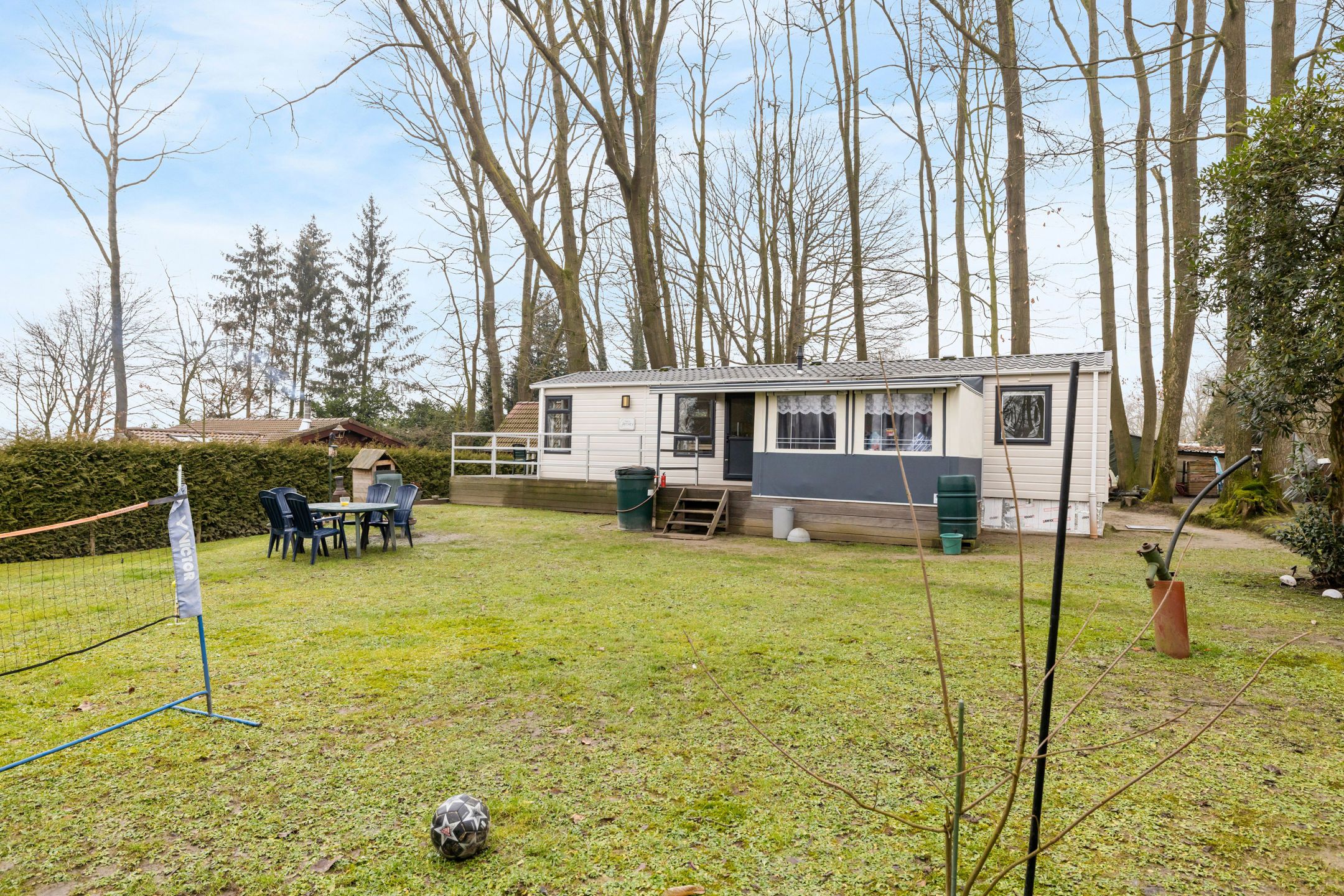 Hoofdfoto van de publicatie: gezellige vaste caravan te midden van de natuur