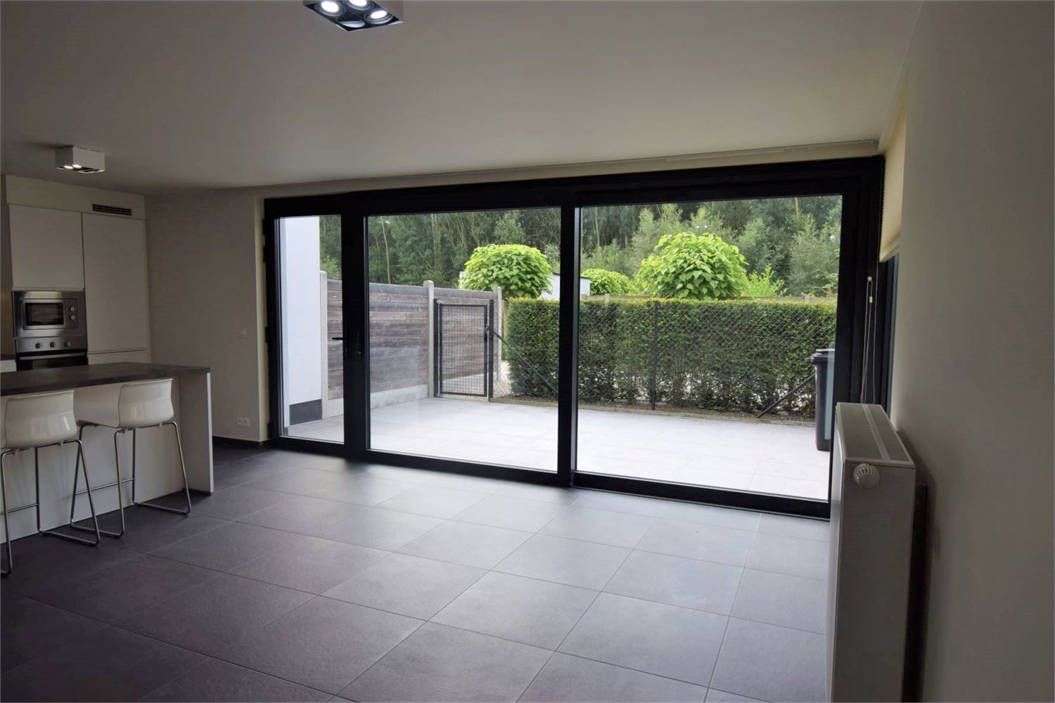 Gelijkvloers app. met ruim terras (26,95m²), berging en 2 parkingplaatsen foto {{pictureIndex}}