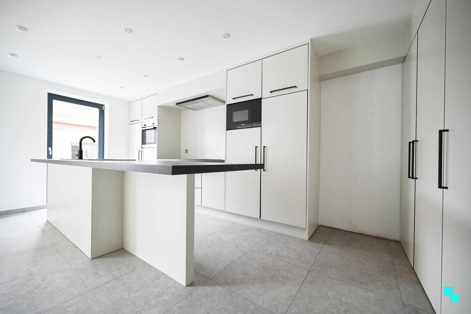 Compleet vernieuwde duplex met 4 slaapkamers en zonneterras in hartje Wevelgem foto 9