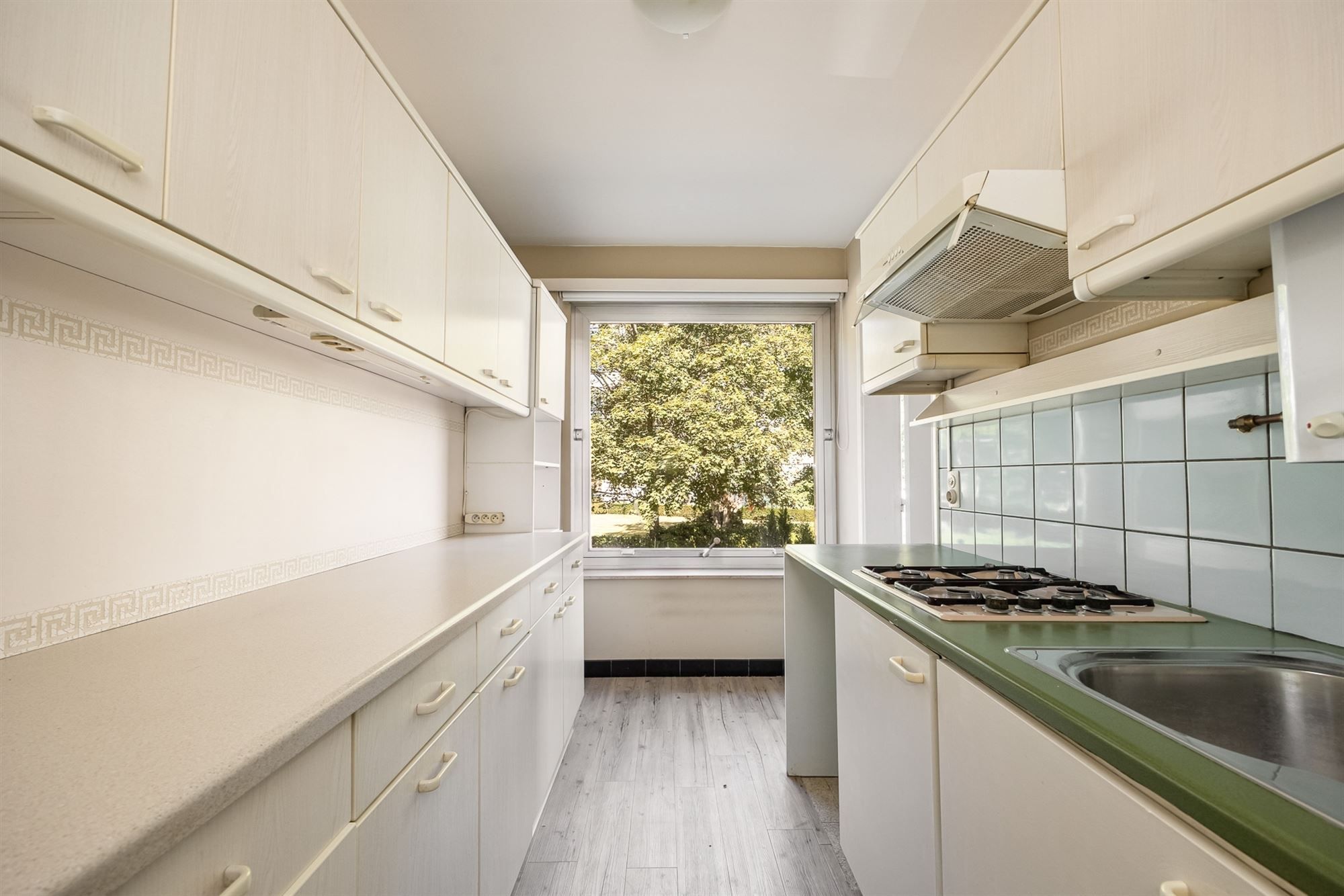 Op te frissen appartement met zuidgericht terras foto 4