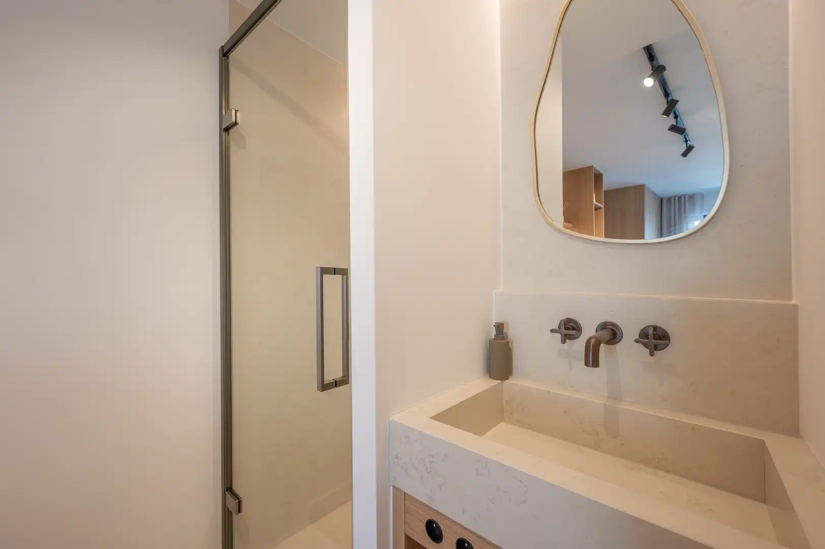 Prachtig en lichtrijk appartement op enkele stappen van de Dumortierlaan. foto 15